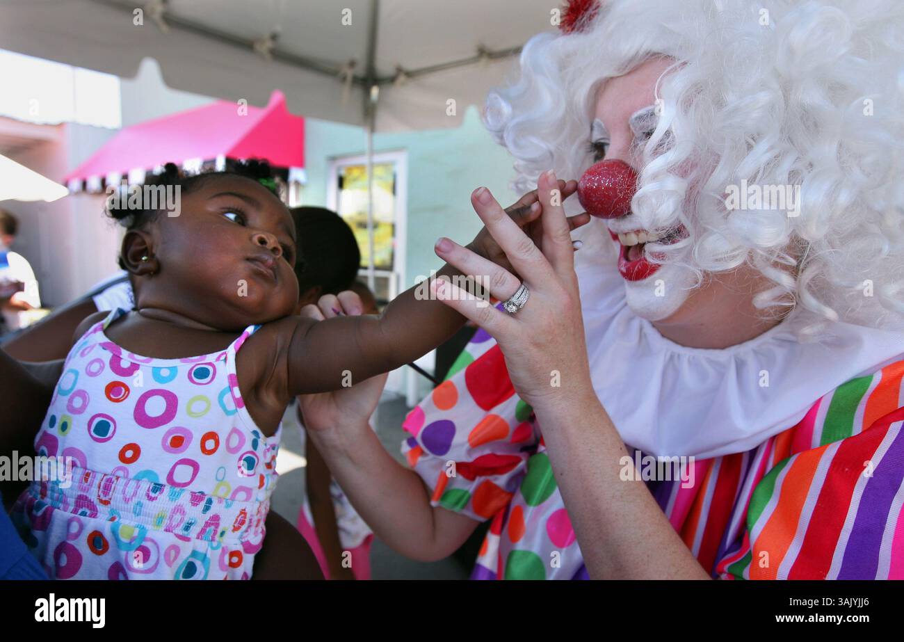 Casey Christie / The Californian. Triniti Taylor, 8 mesi, vuole scoprire se il naso di Chloe il Clown era reale, sabato pomeriggio durante la cerimonia del 100° compleanno di Dewar's Candy Shop a Eye Street. Taylor è stata tenuta da sua madre, Safiya Lamb, e il vero nome del clown è Shakira McCombs, che stava dipingendo volti sui bambini che si sono schierati per l'evento come parte della celebrazione. (Immagine di credito: © The Bakersfield Californian/ZUMA Press) Foto Stock