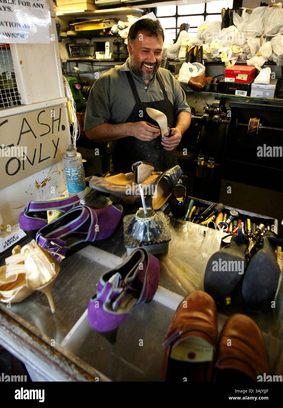 Casey Christie / The Californian. Felipe Torres, sembra essere sempre impegnato con un lavoro costante presso il negozio di riparazione scarpe Big Shoe di Chester Avenue. (Immagine di credito: © The Bakersfield Californian/ZUMA Press) Foto Stock