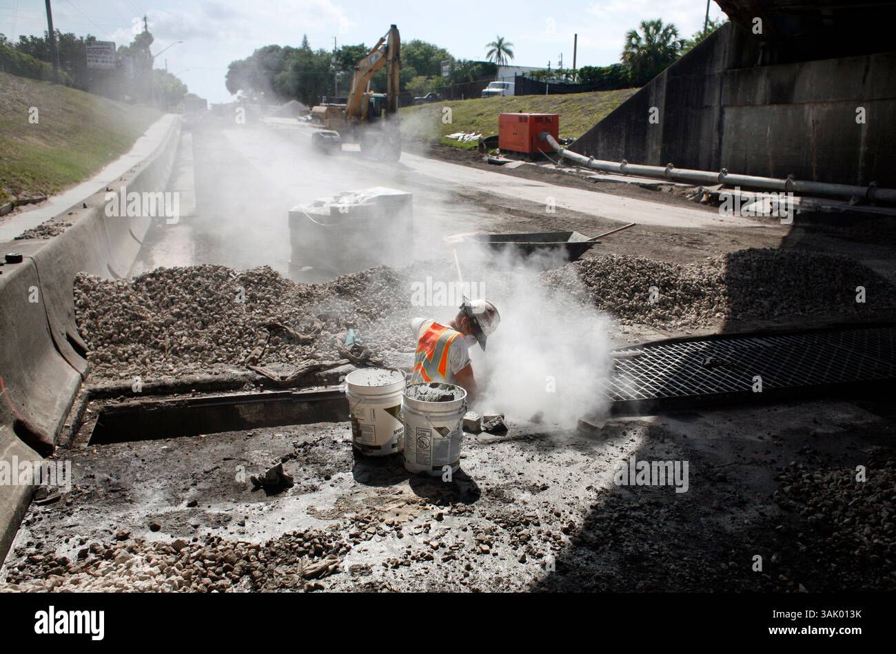 KATHLEEN FLYNN | Times. SP 305929 FLYN nay38th 2 (05/11/2009 St. Petersburg) Alexis Vargas di Pepper Contractors taglia una sezione di una fossa sulla 38th Avenue N a est della US 19, che è ora chiusa per un mese in entrambe le direzioni per riparazioni. Alexis dice che l'acqua e' la chiave per lavorare attraverso il caldo. [KATHLEEN FLYNN, Times] (immagine di credito: © St. Petersburg Times/ZUMA Press) Foto Stock