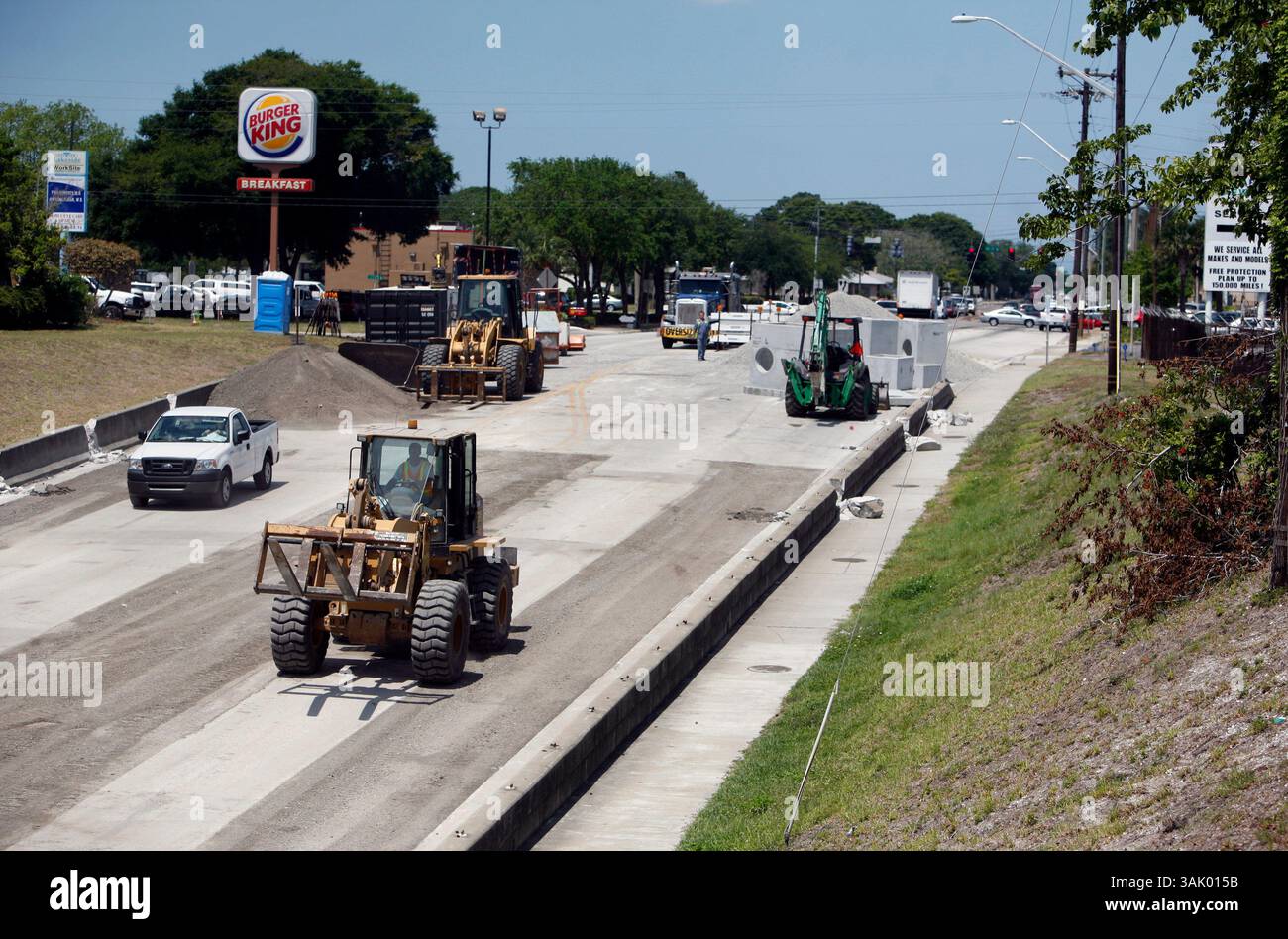 KATHLEEN FLYNN | Times. SP 305929 FLYN nay38th 3 (05/11/2009 San Pietroburgo) Un equipaggio di costruzione lavora sulla 38th Avenue N a est della US 19, che è ora chiusa per un mese in entrambe le direzioni per riparazioni. [KATHLEEN FLYNN, Times] (immagine di credito: © St. Petersburg Times/ZUMA Press) Foto Stock