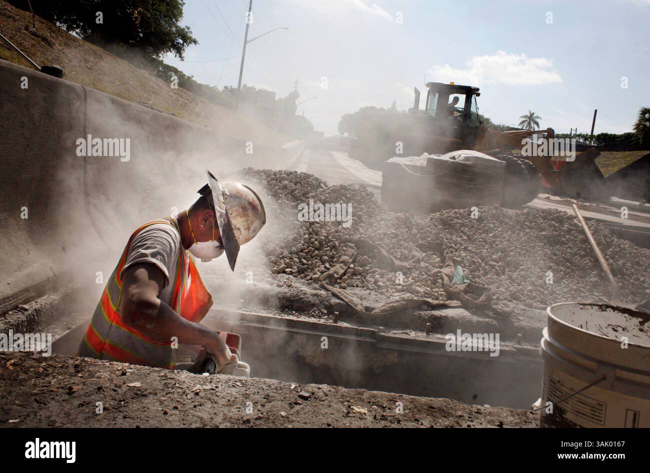KATHLEEN FLYNN | Times. SP 305929 FLYN nay38th 1 (05/11/2009 San Pietroburgo) Alexis Vargas di Pepper Contractors taglia una sezione dello scarico sulla 38th Avenue N che è ora chiusa per un mese in entrambe le direzioni per riparazioni. Alexis dice che l'acqua e' la chiave per lavorare attraverso il caldo. [KATHLEEN FLYNN, Times] (immagine di credito: © St. Petersburg Times/ZUMA Press) Foto Stock