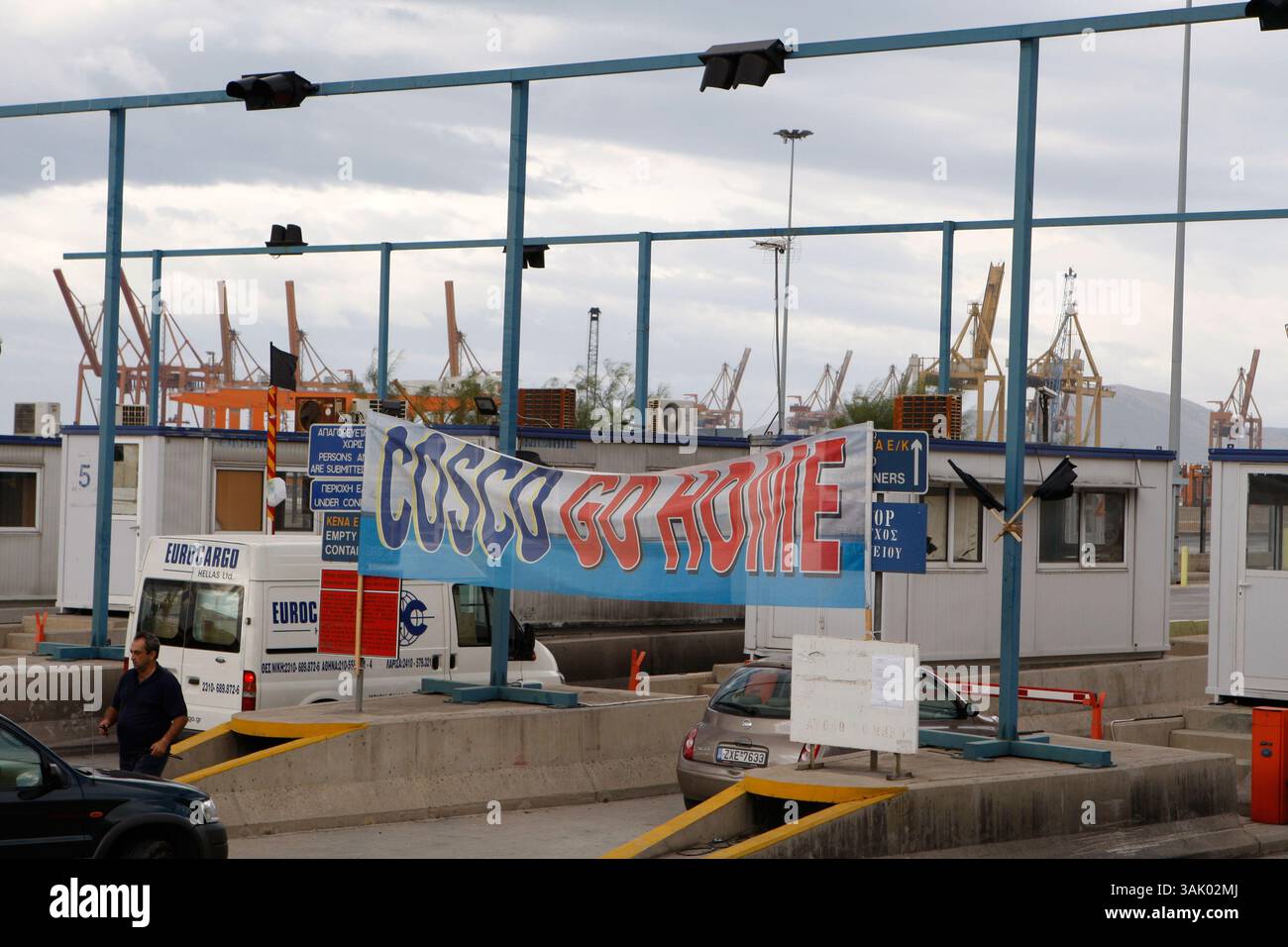 13 ottobre 2009 - Pireo, Grecia - dodicesimo giorno di sciopero presso l'autorità portuale del Pireo (OLP) contro la consegna dei servizi di gestione dei terminali a una società cinese, COSCO Pacific. (Immagine di credito: © Aristidis Vafeiadakis/ZUMA Press) Foto Stock