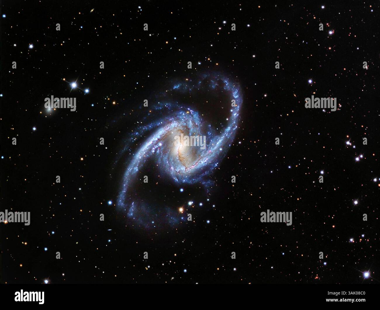 Grande galassia a spirale barrata. Immagine composita della grande galassia a spirale barrata (NGC 1365). Questa galassia a spirale barrata si trova a circa 56 milioni di anni luce dalla Terra, nella costellazione Fornax. Si estende per 200.000 anni luce. Le sue dimensioni, rivaleggiate solo con M101, un'altra spirale gigante nell'universo locale, rendono NGC 1365 una vera galassia supergigante. Foto Stock