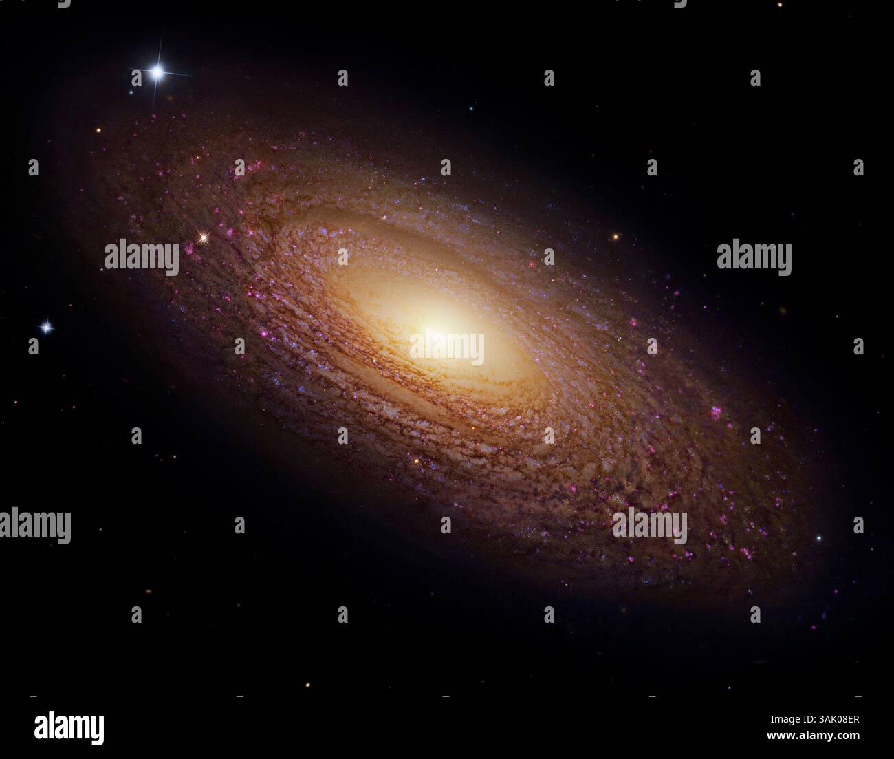 Galassia a spirale NGC 2841, immagine composita. Questa galassia si trova a circa 46 milioni di anni luce dalla Terra nella costellazione dell'Orsa maggiore. NGC 2841 ha un nucleo debole, noto come regione a bassa ionizzazione delle emissioni nucleari (LINER). Le canne sono caratterizzate da linee di emissione spettrali provenienti da atomi neutri o poco ionizzati. I dati per questa immagine sono stati ottenuti dal Telescopio spaziale Hubble, dal Subaru Telescope del National Astronomical Observatory of Japan (NAOJ) e dal Digitized Sky Survey. Foto Stock
