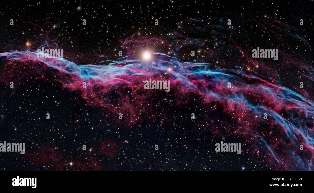 Nebulosa velo (IC 1340), immagine ottica. La Nebulosa del velo è una nube di gas e polvere riscaldati e ionizzati nella costellazione di Cygnus. Immagine dal telescopio 0,9 M del West Mountain Observatory, Utah, USA. Foto Stock