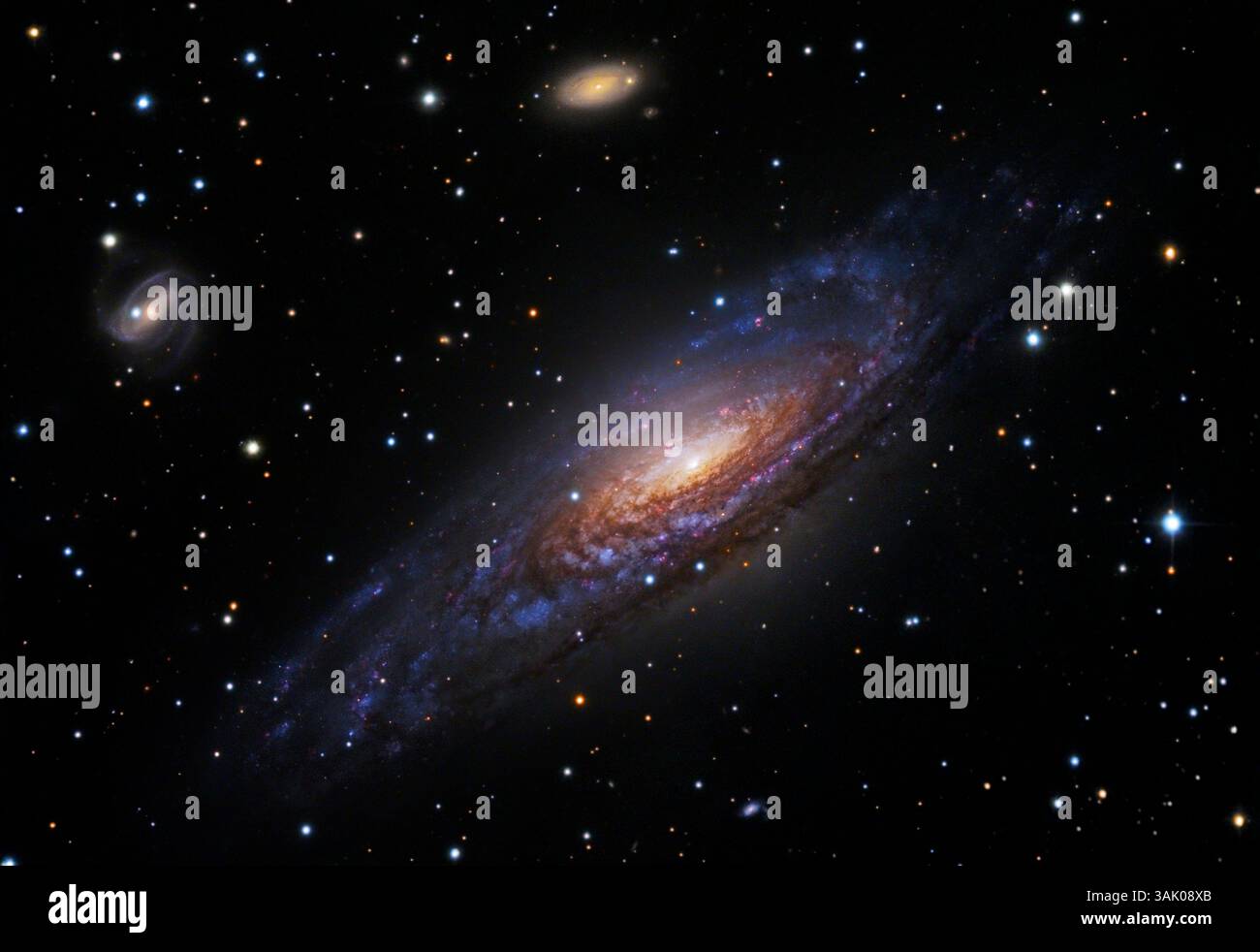 Galassia a spirale NGC 7331, immagine ottica combinata. Questa galassia ha un certo numero di grandi regioni di nascita stellare (rosa) nei suoi bracci a spirale, aree in cui si stanno formando nuove stelle. Le giovani stelle calde sono più blu delle stelle più vecchie, quindi le braccia appaiono generalmente blu. Le stelle più vecchie e la polvere al centro della galassia contribuiscono al suo aspetto più giallo. NGC 7331 si trova a circa 43 milioni di anni luce dalla Terra nella costellazione Pegasus. Immagine compilata dai dati del Subaru Telescope e del Hubble Space Telescope. Foto Stock