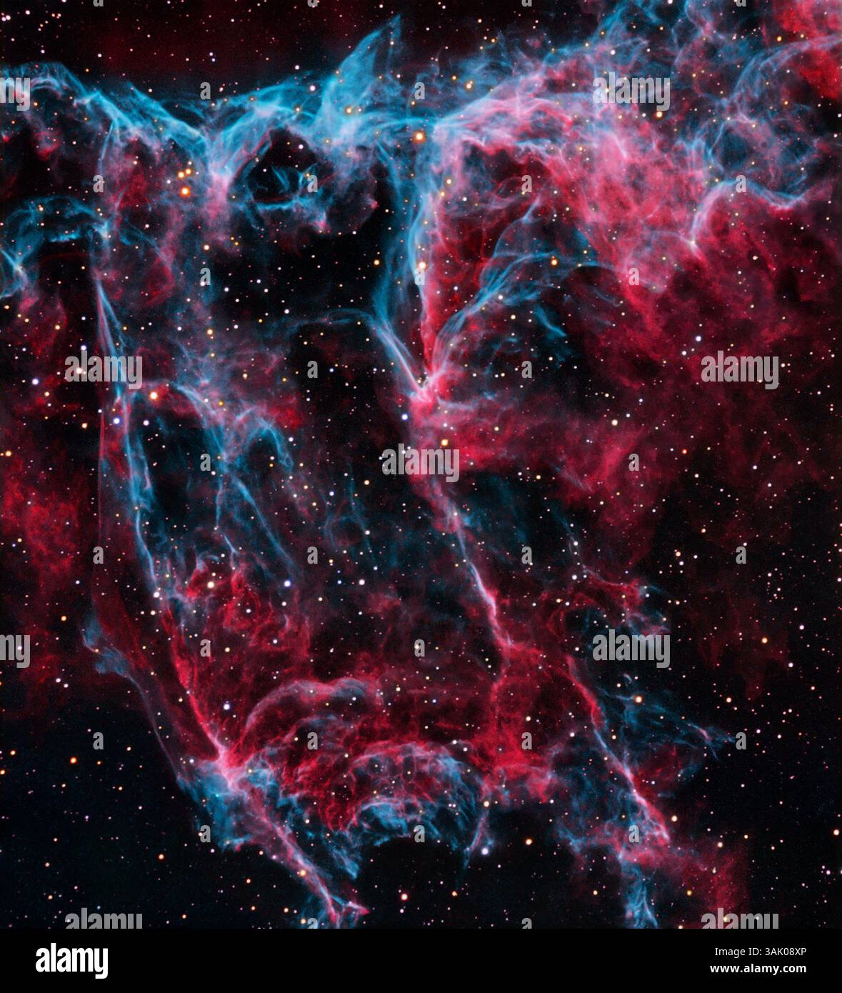 Nebulosa velo (IC 1340), immagine ottica. La Nebulosa del velo è una nube di gas e polvere riscaldati e ionizzati nella costellazione di Cygnus. Immagine dal telescopio 0,9 M del West Mountain Observatory, Utah, USA. Foto Stock