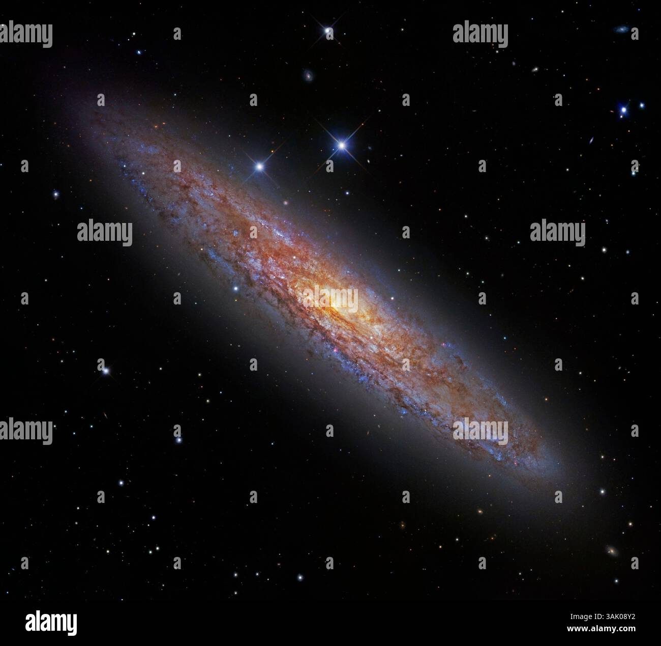 Scultore Galaxy (NGC 253). Immagini combinate dal Subaru Telescope e dal Hubble Space Telescope della Sculptor Galaxy. Questa galassia a spirale misura circa 70-80.000 anni luce e si trova a 11 milioni di anni luce dalla Terra, nella costellazione di Scultore. È tra le galassie più vicine al gruppo locale che contiene la nostra galassia. NGC 253 è una galassia stellata con una formazione stellare molto vigorosa e bracci a spirale molto polverosi. Foto Stock