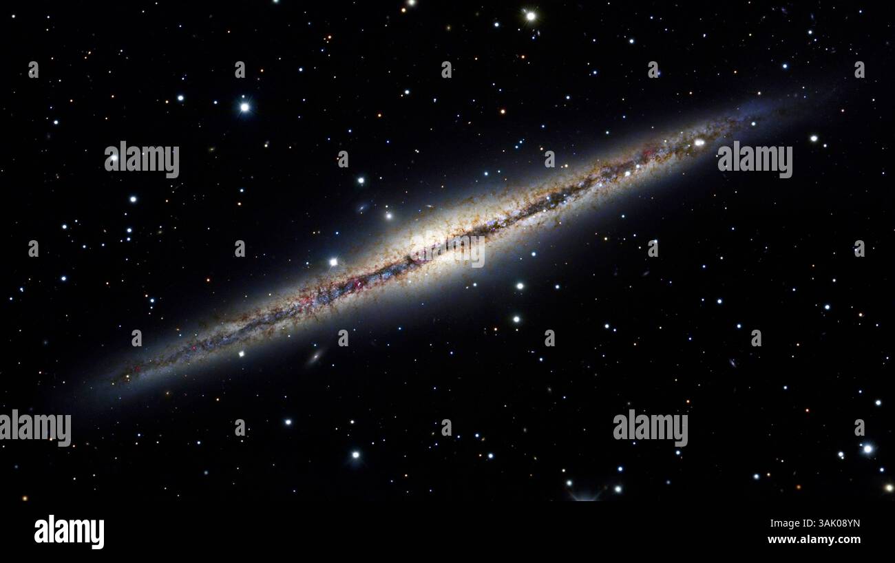 Galassia a spirale NGC 891, immagine ottica combinata. La galassia si trova a circa 30 milioni di anni luce dalla Terra nella costellazione Andromeda. È visto al limite dalla Terra, e come tale le sue braccia a spirale sono viste solo come un corridoio oscuro di polvere che attraversa il suo nucleo luminoso. Immagine compilata dai dati del Subaru Telescope da 8,2 metri, del Hubble Space Telescope e del telescopio da 0,9 metri del West Mountain Observatory Utah. Foto Stock