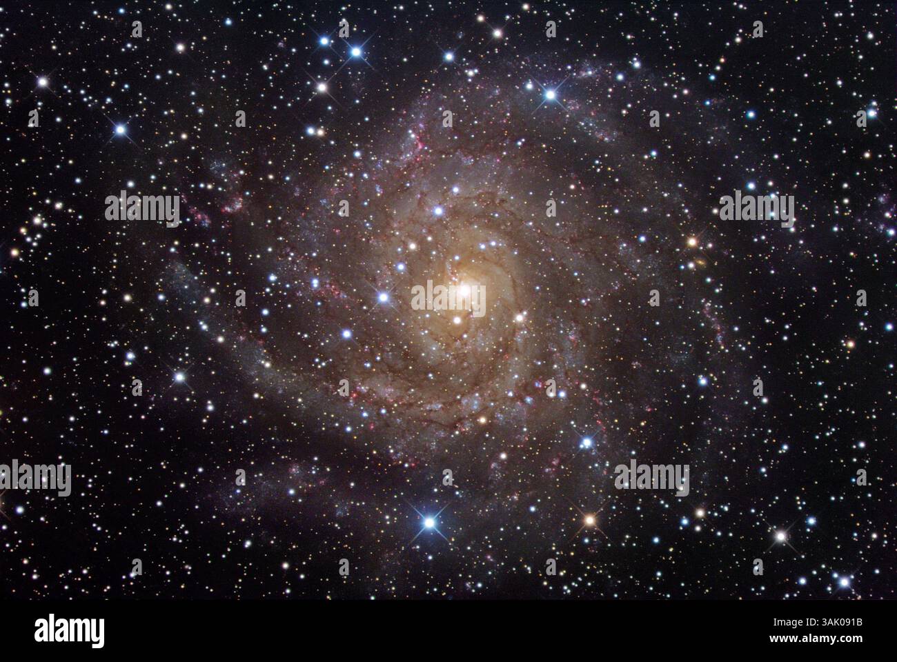 Galassia a spirale IC 342, immagine ottica. IC 342 è una galassia a spirale che appare simile alla nostra stessa galassia, la via Lattea, e ha braccia che ruotano intorno al suo nucleo galattico (nucleo). È una delle galassie più luminose del gruppo Maffei (chiamato anche gruppo IC 342), il gruppo più vicino al gruppo locale (un gruppo di galassie vicine che include la via Lattea). IC 342 si trova a circa 11 milioni di anni luce dalla Terra, nella costellazione Camelopardalis. Foto Stock