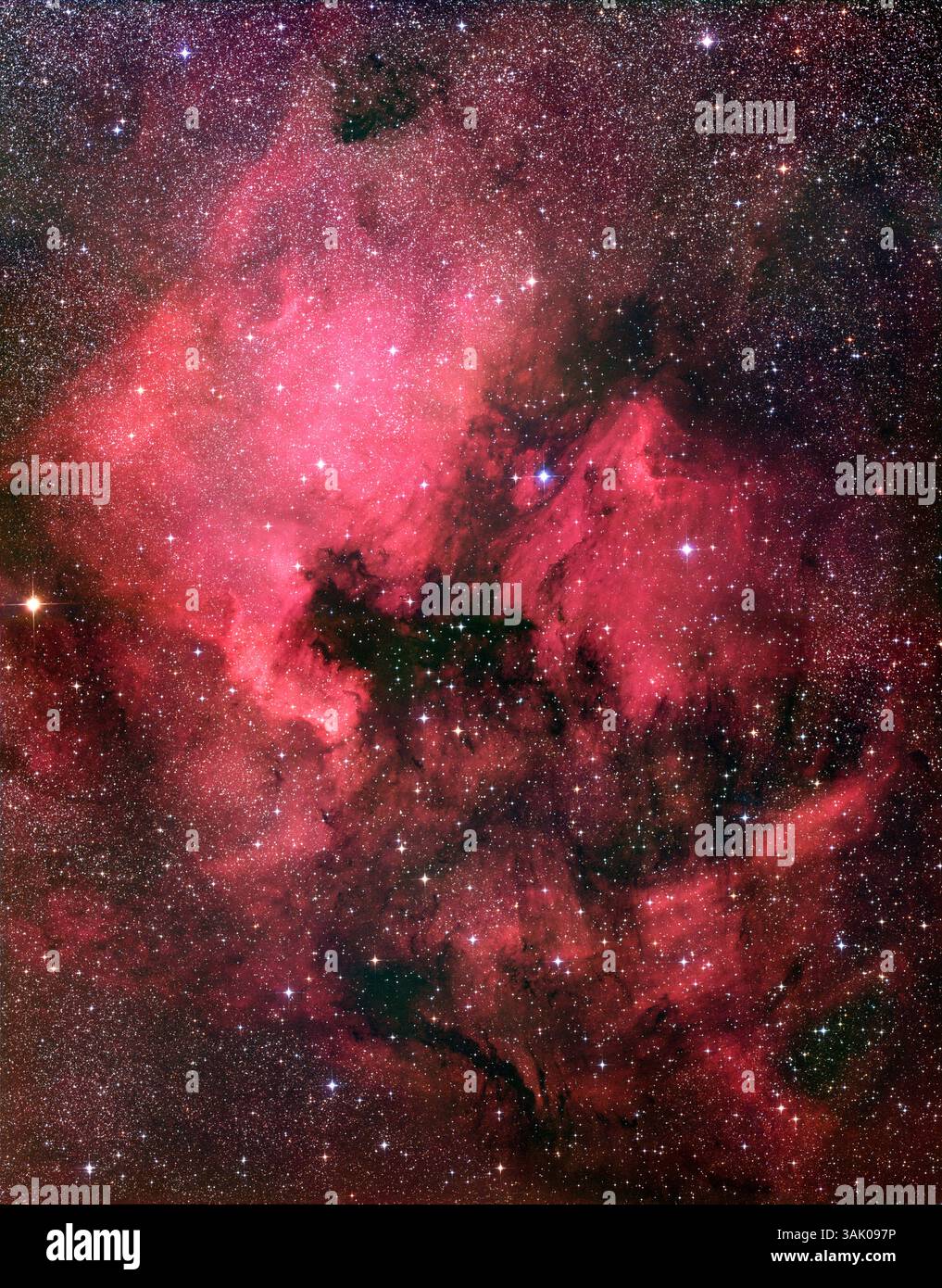 Nebulosa Nord America (NGC 7000), immagine ottica. La nebulosa (in alto a sinistra) prende il nome dalla somiglianza della sua forma con il continente. La nebulosa Pelican più piccola (IC 5067-5070) si trova al centro a destra. Queste nebulose fanno parte dello stesso complesso di gas e polvere, e sono separate da una nebulosa oscura in primo piano. La distanza da queste nebulose è incerta. È anche sconosciuto quale stella ionizzi l'idrogeno che contengono e li fa brillare. Si pensa che siano distanti circa 1600 anni luce. Si trovano nella costellazione di Cygnus. Foto Stock