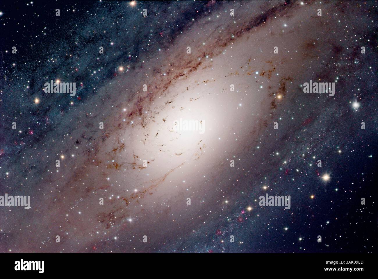 Galassia di Andromeda (M31), immagine ottica. Il nucleo centrale della galassia si vede qui. Questo aspetto appare più giallo rispetto ai bracci a spirale circostanti in quanto contiene una percentuale maggiore di polvere e stelle più vecchie e rosse. Si vedono corsie scure di polvere che attraversano il nucleo luminoso. La galassia di Andromeda e' la piu' vicina alla nostra via Lattea, a poco piu' di due milioni di anni luce di distanza. È anche di nuovo grande circa la metà come la via Lattea, con un arco di oltre 150.000 anni luce. La galassia prende il nome dalla costellazione Andromeda, in cui si trova. Foto Stock