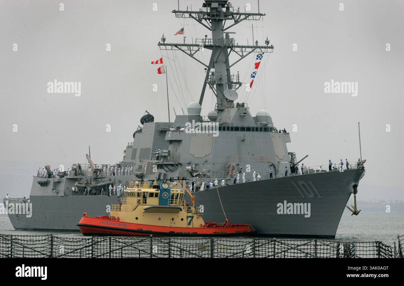 HLshipDeploy297725x008.jpg 5/27/2009 NAVAL STATION SAN DIEGO (San Diego, California) USA  il cacciatorpediniere USS Gridley, membro del gruppo d'assalto USS Ronald Reagan, parte dalla Naval Station di San Diego per un dispiegamento del Pacifico occidentale. Credito obbligatorio: Foto di Howard Lipin/San Diego Union-Tribune/Zuma Press copyright 2009 San Diego Union-Tribune/Zuma Press (immagine di credito: © The San Diego Union Tribune/ZUMA Press) Foto Stock