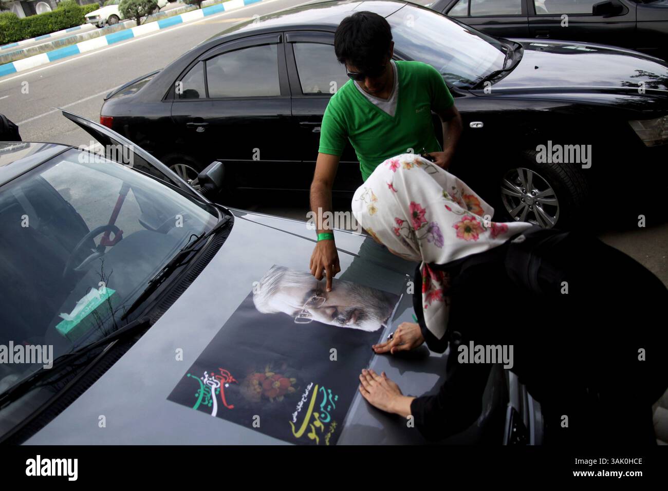 21 maggio 2009 - Teheran, Iran - i sostenitori di Mir Hossein Mousavi, candidata alle elezioni presidenziali in Iran, incollano manifesti sulla loro auto per sostenere Mousavi. (Immagine di credito: © Roshan Norouzi/ZUMA Press) Foto Stock