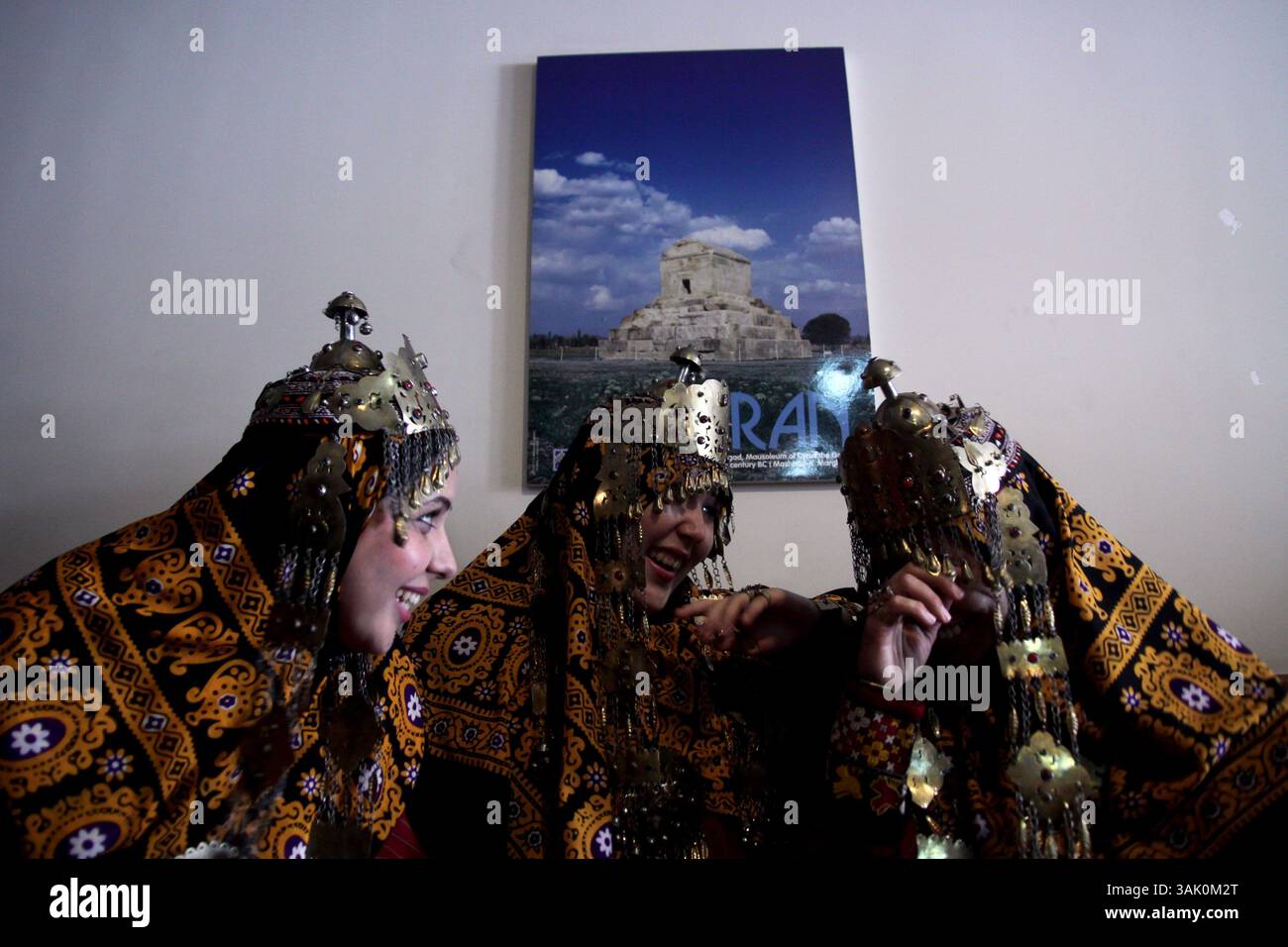 19 maggio 2009 - Teheran, Iran - le ragazze turkmene iraniane partecipano a una riunione per sostenere Mir Hossein Mousavi, candidato alle elezioni presidenziali iraniane. (Immagine di credito: © Roshan Norouzi/ZUMA Press) Foto Stock