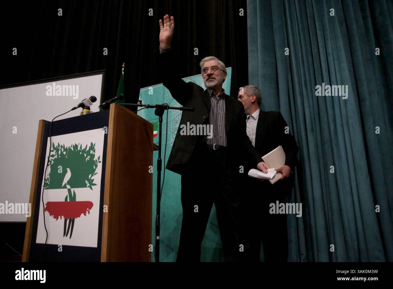 19 maggio 2009 - Teheran, Iran - il candidato alle elezioni presidenziali iraniane MIR HOSSEIN MOUSAVI partecipa a un incontro con diverse tribù iraniane per ottenere il loro sostegno. (Immagine di credito: © Roshan Norouzi/ZUMA Press) Foto Stock