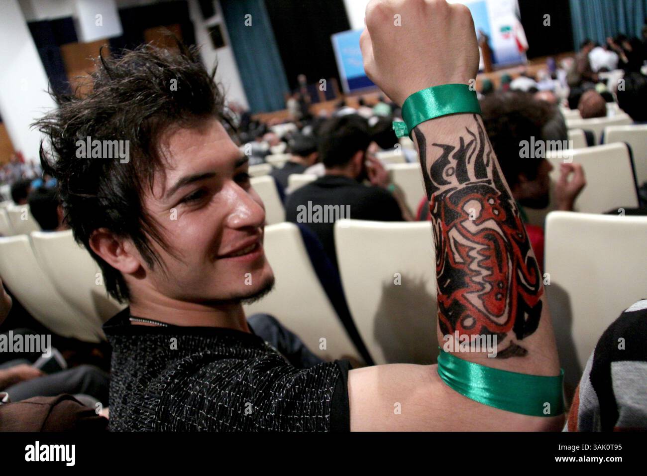 26 maggio 2009 - Teheran, Iran - un giovane sostenitore iraniano di Mir Hossein Mousavi nelle prossime elezioni presidenziali mostra un tatuaggio fatto a matita durante un incontro per sostenere Mir Hossein Mousavi a Teheran. Il Tattoo legge il nome di Mir Hossein. (Immagine di credito: © Roshan Norouzi/ZUMA Press) Foto Stock