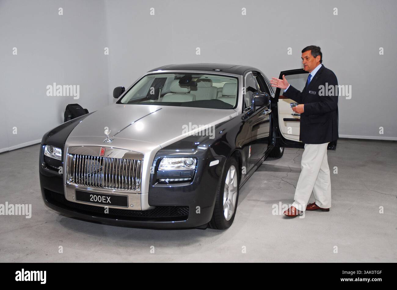 27 maggio 2009 - Beverly Hills, California, USA - il Chief Designer di 200EX IAN CAMERON parla del nuovissimo 200EX Ghost. Il nuovissimo 2010 Rolls-Royce 200EX Ghost "Baby Rolls" alla stampa presso l'Ace Gallery di Beverly Hills. Il modello 200EX di medie dimensioni è dotato di cinque posti a sedere e offre il massimo del lusso, dell'alta tecnologia e della sicurezza. La 200EX più corta, più stretta e leggera non lascia nulla alle spalle la più grande Rolls-Royce Phantom in termini di lusso, praticità e comfort, in realtà è pensata per essere un "pilota quotidiano" con una maggiore potenza, 550 + cv, rispetto alla nuova V biturbo da 6,6 litri Foto Stock