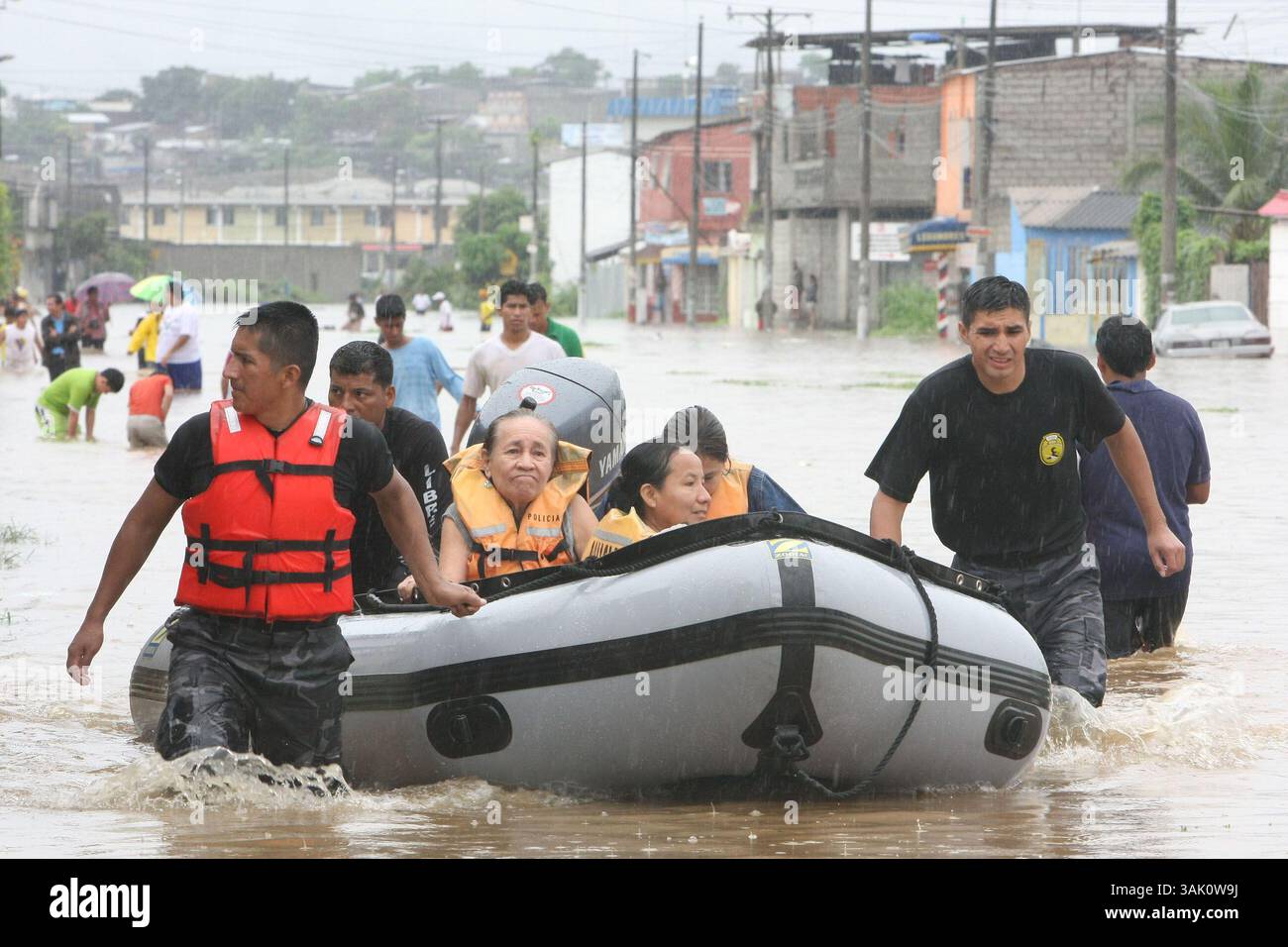 26/02/2009) ECUADOR - GUAYAQUIL 26/02/2009. -SOCIEDAD- IT LA CUIDADELA LAS ORQUIDEA , LAS PERSONAS FUERON EVACUADAS DE SUS VIVIENDA LA SEÃ‘ORA FRANCISCA BURGOS EVACUADA DE SU VIVIENDA EN LA MZ 48 RESCATADAS EN BOTES DE LA POLICIA , BOMBEROS .. ./MARIO FAUSTOS (immagine di credito: © El Comercio/GDA/ZUMA Press) Foto Stock