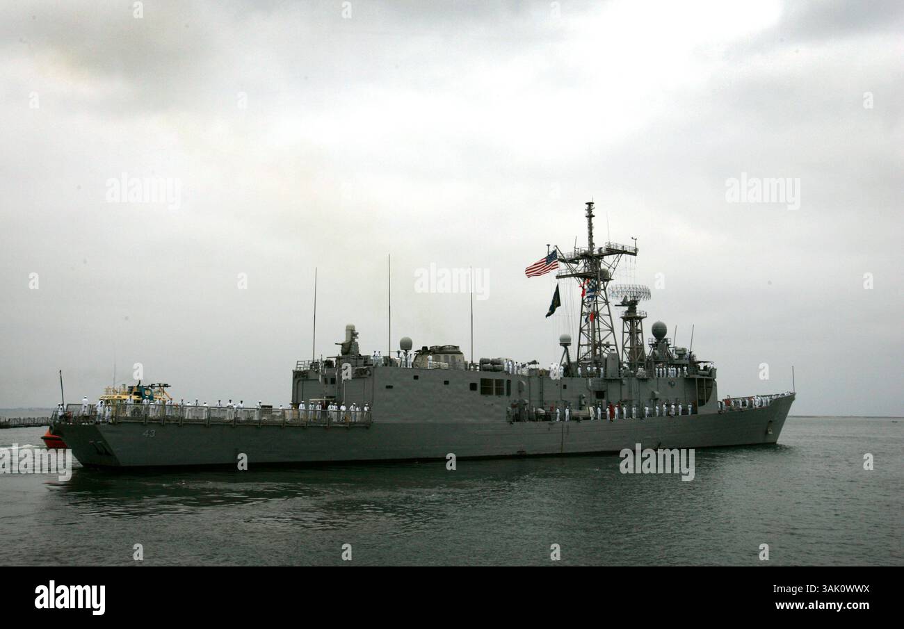 HLshipDeploy297725x012.jpg 5/27/2009 NAVAL STATION SAN DIEGO (San Diego, California) USA  USS Thach, fregata del gruppo d'assalto Ronald Reagan, parte per un dispiegamento del Pacifico occidentale. Credito obbligatorio: Foto di Howard Lipin/San Diego Union-Tribune/Zuma Press copyright 2009 San Diego Union-Tribune/Zuma Press (immagine di credito: © The San Diego Union Tribune/ZUMA Press) Foto Stock