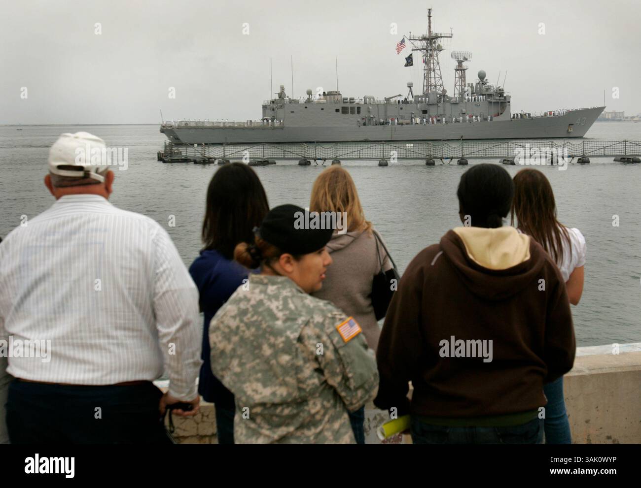 HLshipDeploy297725x0010.jpg 5/27/2009 NAVAL STATION SAN DIEGO (San Diego, California) USA  amici e familiari guardano la USS Thach, una fregata del gruppo d'attacco Ronald Reagan, che parte per un dispiegamento del Pacifico occidentale. Credito obbligatorio: Foto di Howard Lipin/San Diego Union-Tribune/Zuma Press copyright 2009 San Diego Union-Tribune/Zuma Press (immagine di credito: © The San Diego Union Tribune/ZUMA Press) Foto Stock