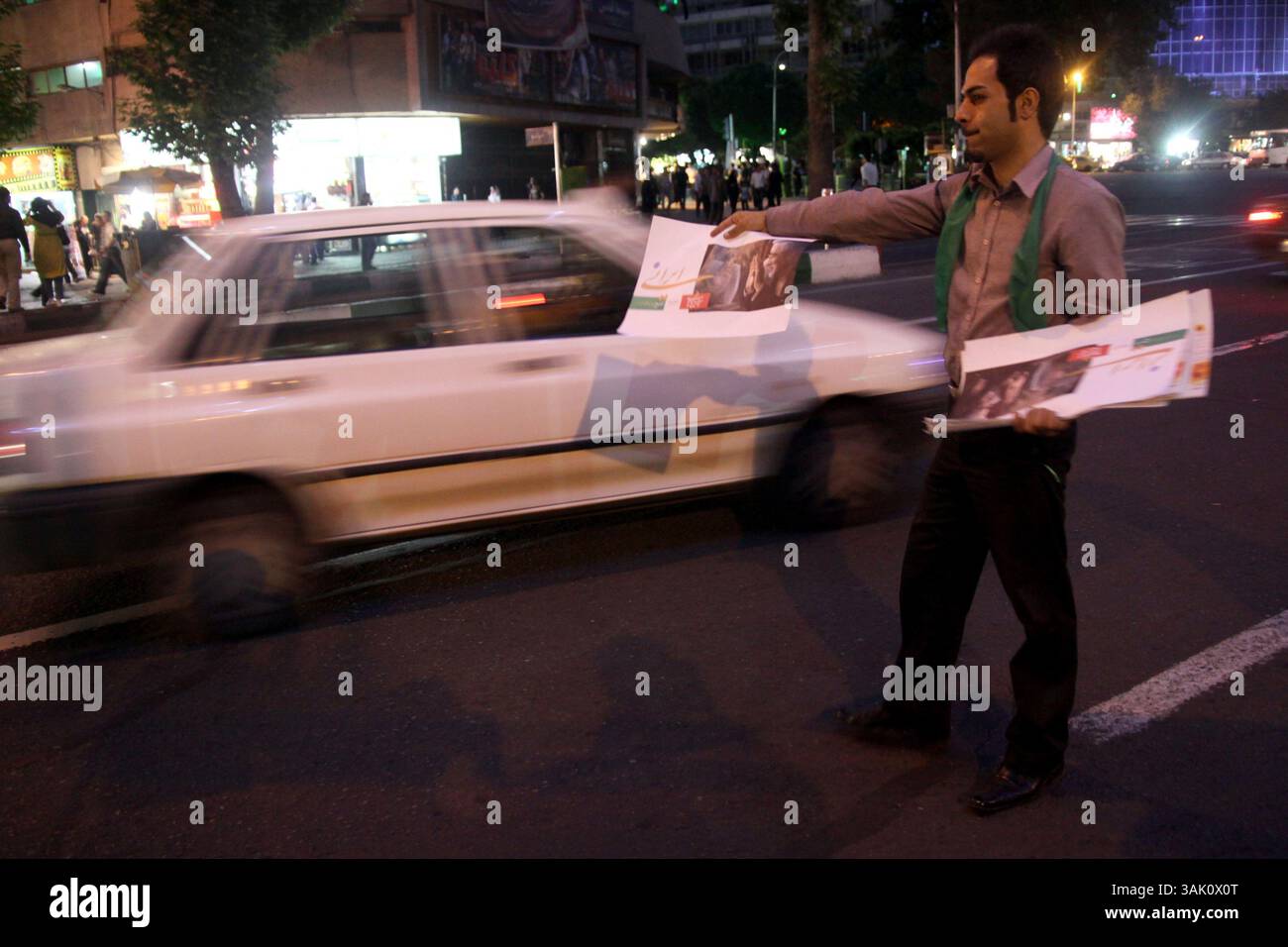 28 maggio 2009 - Teheran, Iran - Un sostenitore del candidato alle elezioni presidenziali, Mir Hossein Mousavi, cerca di distribuire manifesti pro-Mousavi a Teheran. (Immagine di credito: © Roshan Norouzi/ZUMA Press) Foto Stock
