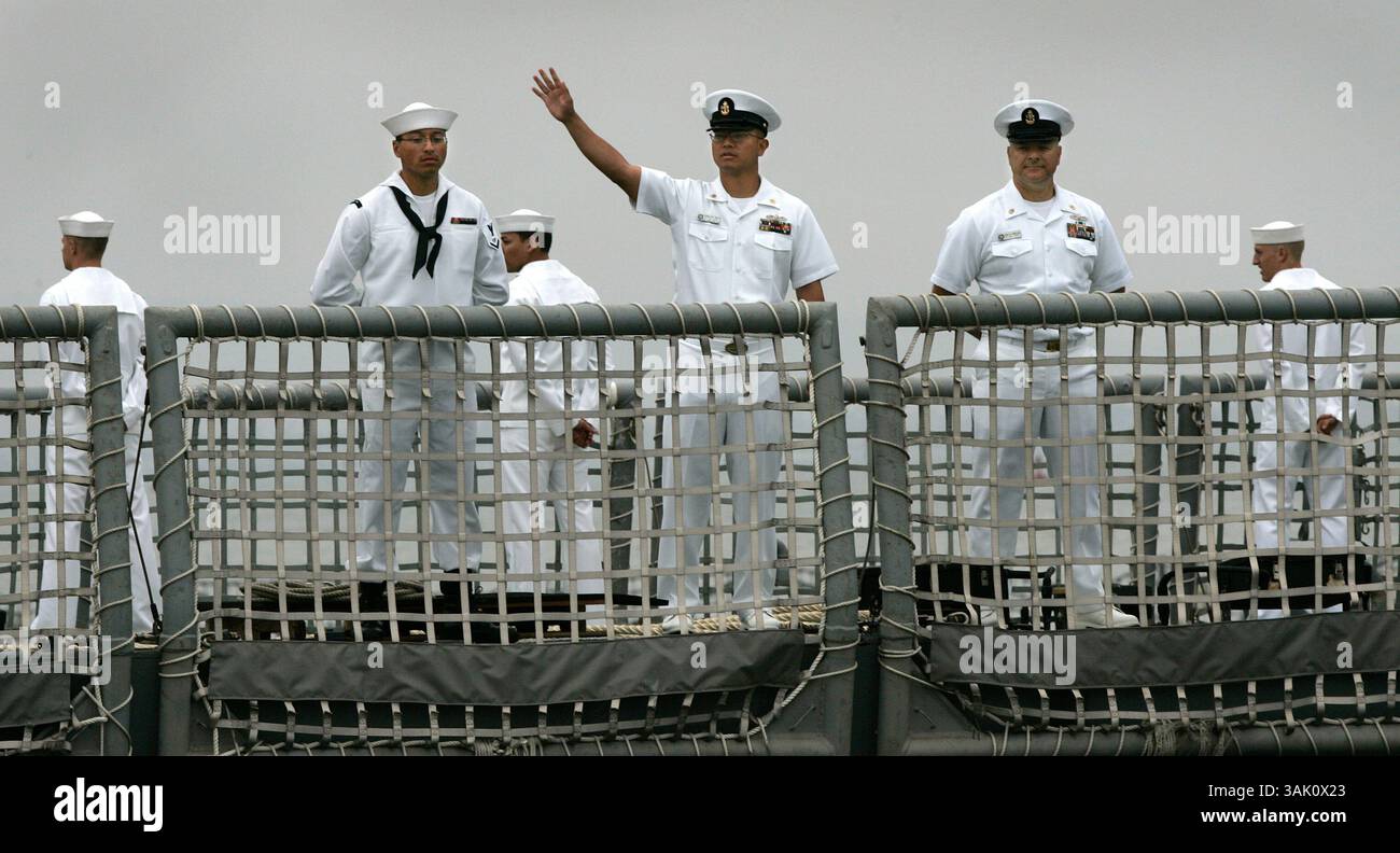 HLshipDeploy297725x006.jpg 5/27/2009 STAZIONE NAVALE DI SAN DIEGO (San Diego, California) USA  i membri dell'equipaggio della USS Thach salutano familiari e amici riuniti sul molo mentre la fregata, parte del gruppo d'assalto della USS Ronald Reagan, parte di un dispiegamento nel Pacifico occidentale. Credito obbligatorio: Foto di Howard Lipin/San Diego Union-Tribune/Zuma Press copyright 2009 San Diego Union-Tribune/Zuma Press (immagine di credito: © The San Diego Union Tribune/ZUMA Press) Foto Stock