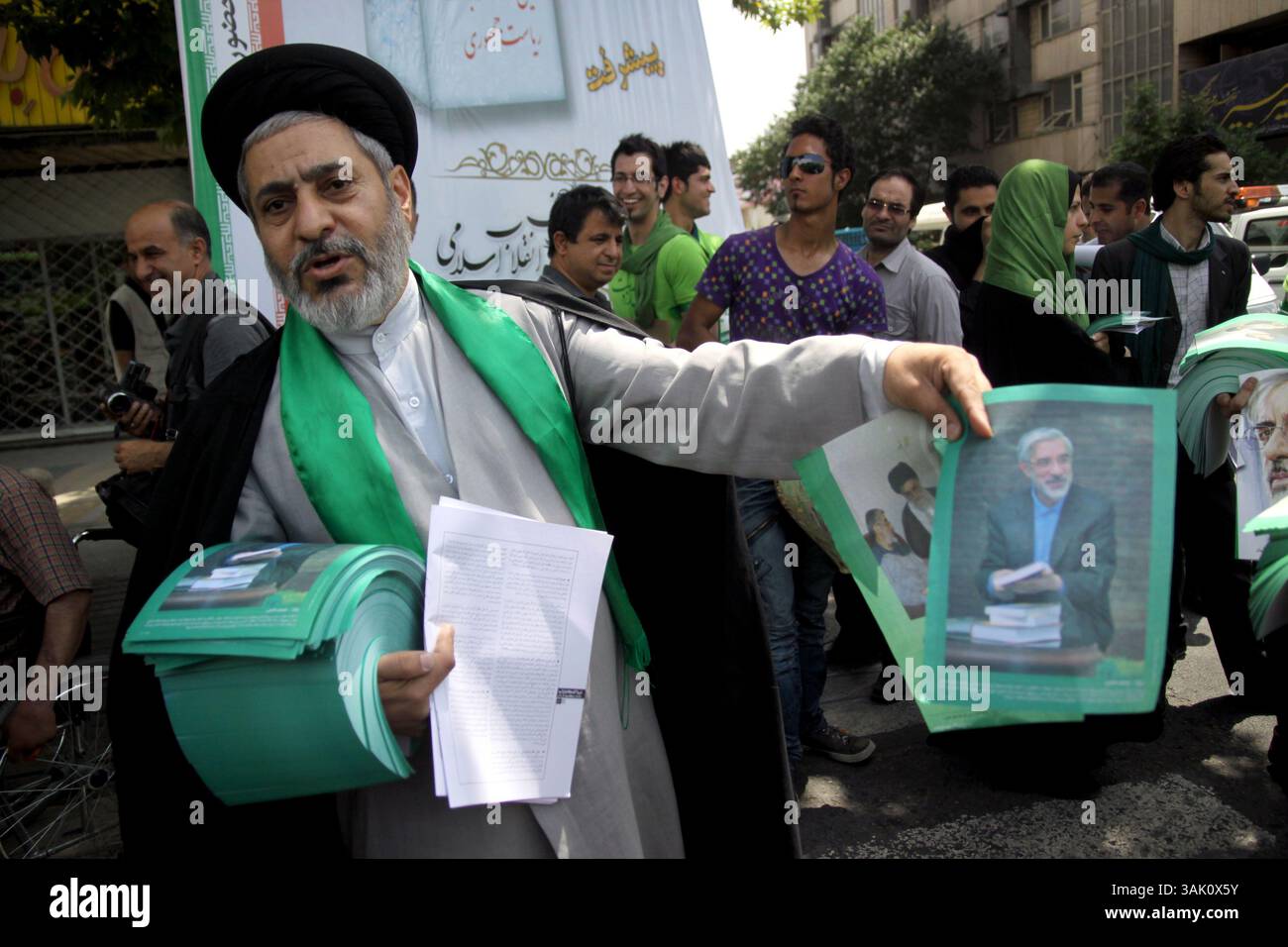 29 maggio 2009 - Teheran, Iran - un ecclesiastico iraniano mostra le foto della candidata presidenziale Mir Hossein Mousavi dopo la preghiera del venerdì a Teheran. (Immagine di credito: © Roshan Norouzi/ZUMA Press) Foto Stock