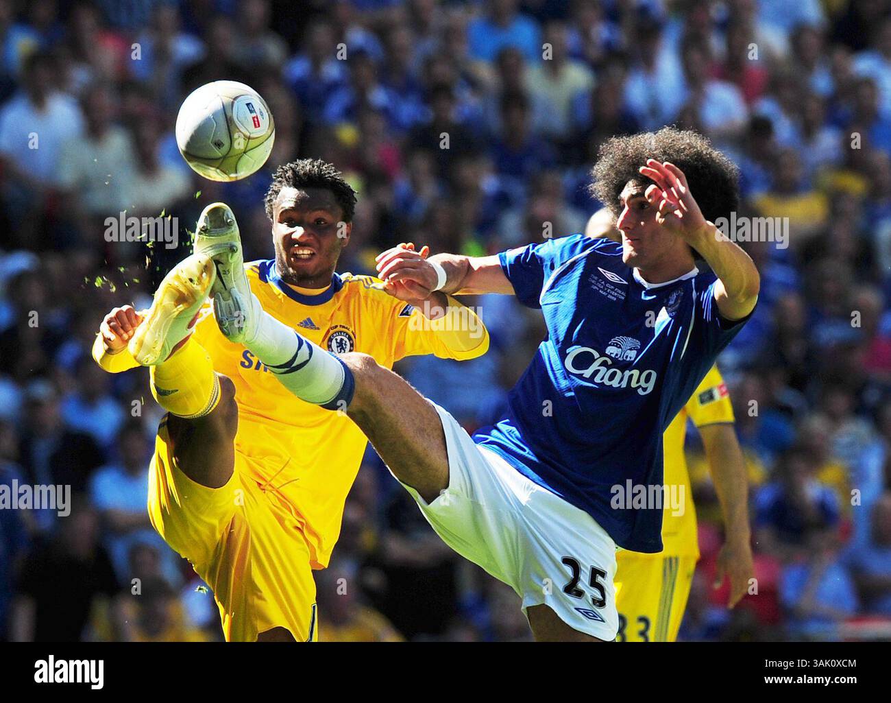 Marouane Fellaini dell'Everton sfida il Chelsea's Mikel John Obi..EON fa Cup Final..Chelsea vs Everton..30 maggio 2009.(Credit Image: Â© Simon Bellis/Sportimage/Cal Sport Media)(Credit Image: © Simon Bellis/Cal Sport Media/ZUMA Press) Foto Stock