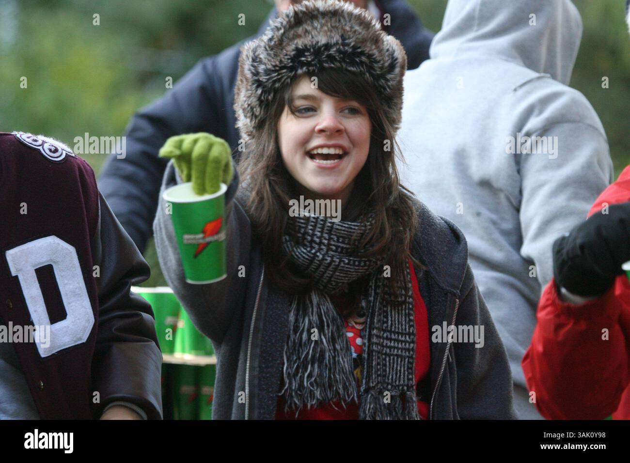 Rosie o'Malley, 17 di Farmington Hills, sbocca Gatorade nell'Indian Village a est di Detroit, Detroit Free Press Flagstar Marathon, domenica 18 ottobre 2009. KATHLEEN GALLIGAN/Detroit Free Press (immagine di credito: © Detroit Free Press/ZUMA Press) Foto Stock
