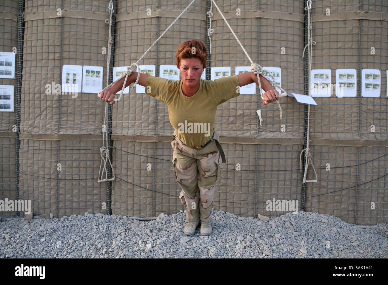 21 settembre 2009 - Tarin Kowt, Uruzgan, Afghanistan - soldati olandesi in esercizio ogni giorno per mantenersi in forma. (Immagine di credito: © Ton Koene/ZUMA Press) Foto Stock