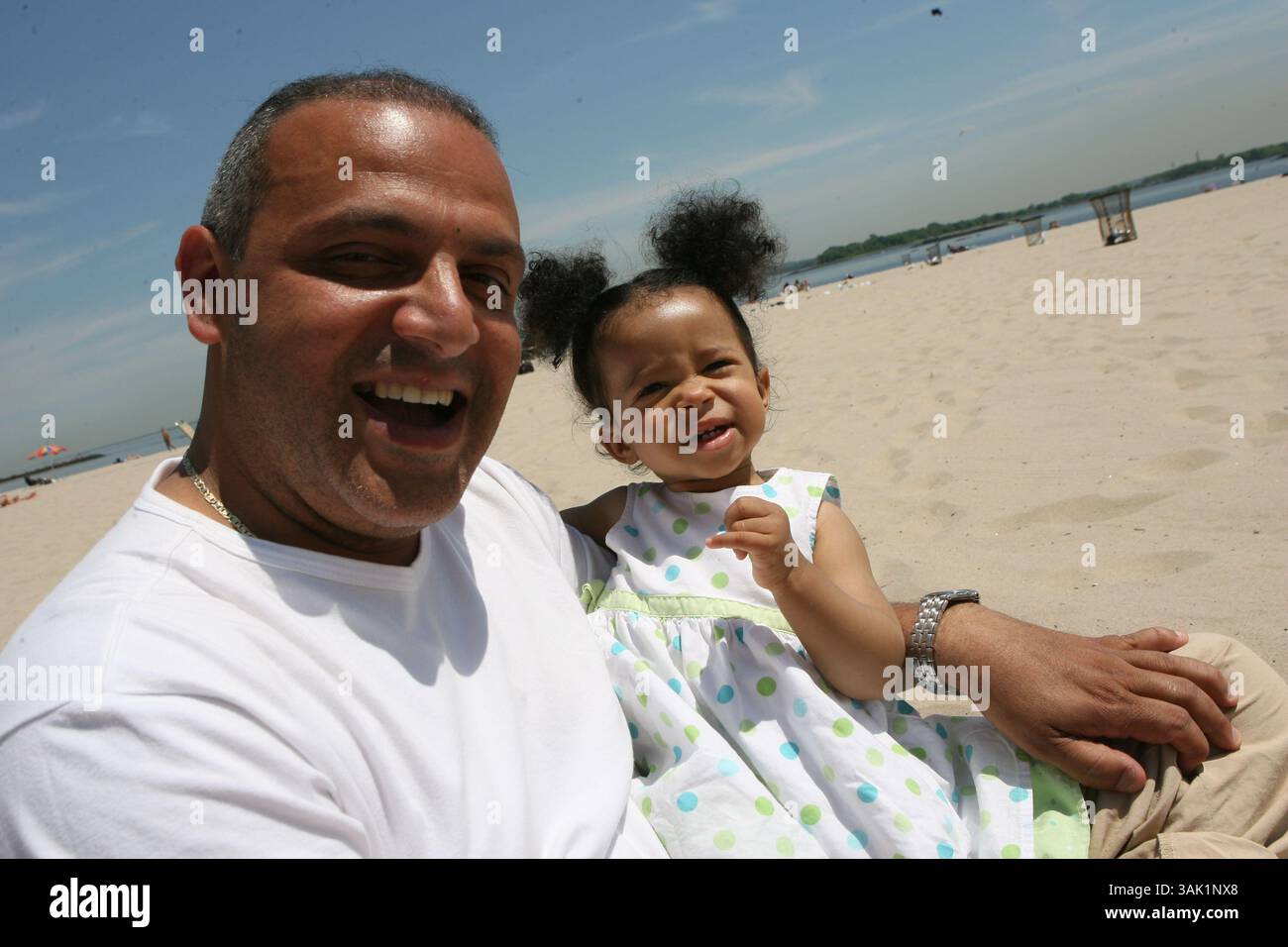 20 maggio 2009 - Bronx, New York, USA - RAUL DE JESUS, 44 del Bronx con sua figlia SUMMER, 1 il loro secondo giorno durante il calcio d'inizio dell'estate 2009 a Orchard Beach nel Bronx. L'unica spiaggia del Bronx è una meraviglia ingegneristica, che copre un chilometro e mezzo circa e 115 ettari. È stata originariamente concepita come la "Riviera di New York" e la sua promessa si svolge nella sua passeggiata costeggiata da negozi, parchi giochi, aree picnic e più di due dozzine di campi sportivi. (Immagine di credito: © Mariela Lombard/ZUMA Press) RESTRIZIONI: * New York City Newspapers Rights OUT * Foto Stock 20 maggio 2009 - Bronx, New York, USA - RAUL DE JESUS, 44 del Bronx con sua figlia SUMMER, 1 il loro secondo giorno durante il calcio d'inizio dell'estate 2009 a Orchard Beach nel Bronx. L'unica spiaggia del Bronx è una meraviglia ingegneristica, che copre un chilometro e mezzo circa e 115 ettari. È stata originariamente concepita come la "Riviera di New York" e la sua promessa si svolge nella sua passeggiata costeggiata da negozi, parchi giochi, aree picnic e più di due dozzine di campi sportivi. (Immagine di credito: © Mariela Lombard/ZUMA Press) RESTRIZIONI: * New York City Newspapers Rights OUT * Foto Stock
