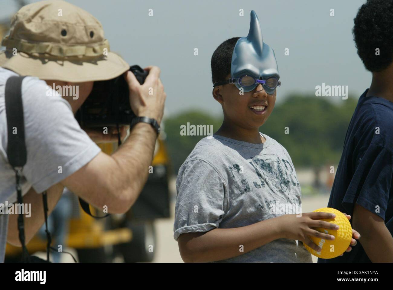 20 maggio 2009 - Bronx, New York, Stati Uniti - studente di PS 86 NELSON COLON, 12 del Bronx che si gode l'apertura della spiaggia per l'estate 2009 presso Orchard Beach nel Bronx. L'unica spiaggia del Bronx è una meraviglia ingegneristica, che copre un chilometro e mezzo circa e 115 ettari. È stata originariamente concepita come la "Riviera di New York" e la sua promessa si svolge nella sua passeggiata costeggiata da negozi, parchi giochi, aree picnic e più di due dozzine di campi sportivi. (Immagine di credito: © Mariela Lombard/ZUMA Press) RESTRIZIONI: * New York City Newspapers Rights OUT * Foto Stock 20 maggio 2009 - Bronx, New York, Stati Uniti - studente di PS 86 NELSON COLON, 12 del Bronx che si gode l'apertura della spiaggia per l'estate 2009 presso Orchard Beach nel Bronx. L'unica spiaggia del Bronx è una meraviglia ingegneristica, che copre un chilometro e mezzo circa e 115 ettari. È stata originariamente concepita come la "Riviera di New York" e la sua promessa si svolge nella sua passeggiata costeggiata da negozi, parchi giochi, aree picnic e più di due dozzine di campi sportivi. (Immagine di credito: © Mariela Lombard/ZUMA Press) RESTRIZIONI: * New York City Newspapers Rights OUT * Foto Stock