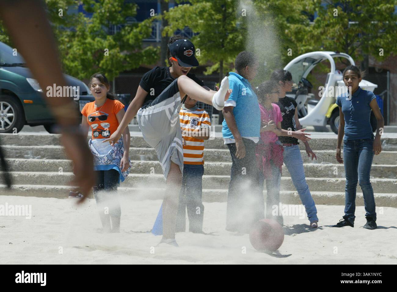 20 maggio 2009 - Bronx, New York, Stati Uniti - studenti di PS 86 nel Bronx che si godono l'apertura della spiaggia per il calcio d'inizio dell'estate 2009 presso Orchard Beach nel Bronx. L'unica spiaggia del Bronx è una meraviglia ingegneristica, che copre un chilometro e mezzo circa e 115 ettari. È stata originariamente concepita come la "Riviera di New York" e la sua promessa si svolge nella sua passeggiata costeggiata da negozi, parchi giochi, aree picnic e più di due dozzine di campi sportivi. (Immagine di credito: © Mariela Lombard/ZUMA Press) RESTRIZIONI: * New York City Newspapers Rights OUT * Foto Stock 20 maggio 2009 - Bronx, New York, Stati Uniti - studenti di PS 86 nel Bronx che si godono l'apertura della spiaggia per il calcio d'inizio dell'estate 2009 presso Orchard Beach nel Bronx. L'unica spiaggia del Bronx è una meraviglia ingegneristica, che copre un chilometro e mezzo circa e 115 ettari. È stata originariamente concepita come la "Riviera di New York" e la sua promessa si svolge nella sua passeggiata costeggiata da negozi, parchi giochi, aree picnic e più di due dozzine di campi sportivi. (Immagine di credito: © Mariela Lombard/ZUMA Press) RESTRIZIONI: * New York City Newspapers Rights OUT * Foto Stock