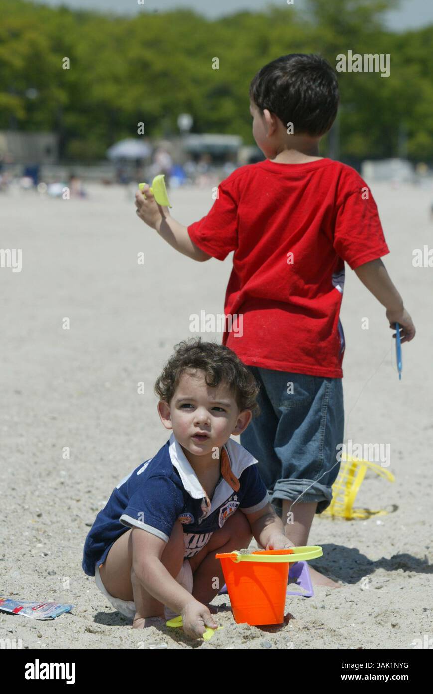 20 maggio 2009 - Bronx, New York, USA - JULIO, 2 e suo fratello ANGEL MARTINEZ giocano all'Orchard Beach durante il calcio d'inizio dell'estate 2009 all'Orchard Beach nel Bronx. L'unica spiaggia del Bronx è una meraviglia ingegneristica, che copre un chilometro e mezzo circa e 115 ettari. È stata originariamente concepita come la "Riviera di New York" e la sua promessa si svolge nella sua passeggiata costeggiata da negozi, parchi giochi, aree picnic e più di due dozzine di campi sportivi. (Immagine di credito: © Mariela Lombard/ZUMA Press) RESTRIZIONI: * New York City Newspapers Rights OUT * Foto Stock 20 maggio 2009 - Bronx, New York, USA - JULIO, 2 e suo fratello ANGEL MARTINEZ giocano all'Orchard Beach durante il calcio d'inizio dell'estate 2009 all'Orchard Beach nel Bronx. L'unica spiaggia del Bronx è una meraviglia ingegneristica, che copre un chilometro e mezzo circa e 115 ettari. È stata originariamente concepita come la "Riviera di New York" e la sua promessa si svolge nella sua passeggiata costeggiata da negozi, parchi giochi, aree picnic e più di due dozzine di campi sportivi. (Immagine di credito: © Mariela Lombard/ZUMA Press) RESTRIZIONI: * New York City Newspapers Rights OUT * Foto Stock