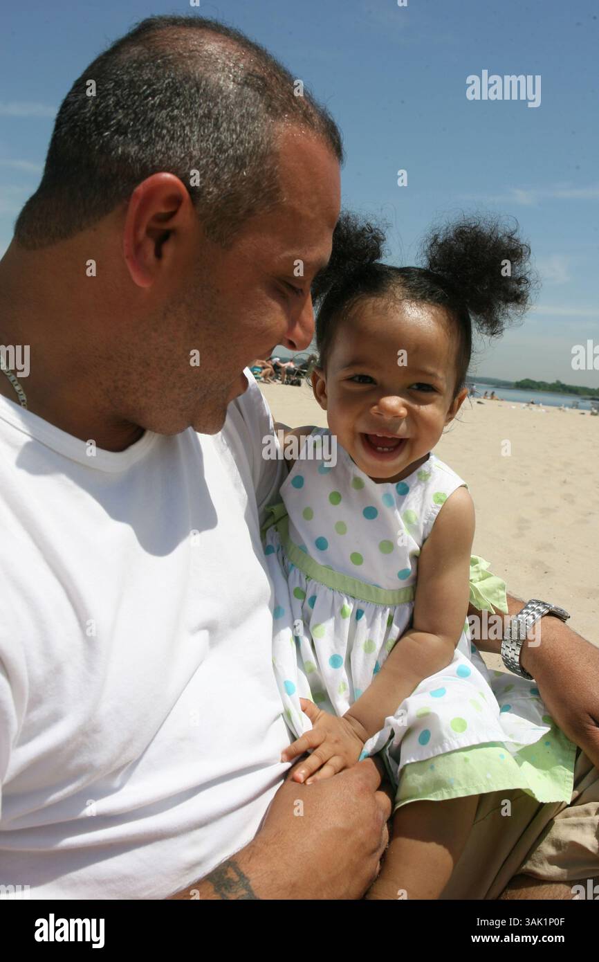 20 maggio 2009 - Bronx, New York, USA - RAUL DE JESUS, 44 del Bronx con sua figlia SUMMER, 1 il loro secondo giorno durante il calcio d'inizio dell'estate 2009 a Orchard Beach nel Bronx. L'unica spiaggia del Bronx è una meraviglia ingegneristica, che copre un chilometro e mezzo circa e 115 ettari. È stata originariamente concepita come la "Riviera di New York" e la sua promessa si svolge nella sua passeggiata costeggiata da negozi, parchi giochi, aree picnic e più di due dozzine di campi sportivi. (Immagine di credito: © Mariela Lombard/ZUMA Press) RESTRIZIONI: * New York City Newspapers Rights OUT * Foto Stock 20 maggio 2009 - Bronx, New York, USA - RAUL DE JESUS, 44 del Bronx con sua figlia SUMMER, 1 il loro secondo giorno durante il calcio d'inizio dell'estate 2009 a Orchard Beach nel Bronx. L'unica spiaggia del Bronx è una meraviglia ingegneristica, che copre un chilometro e mezzo circa e 115 ettari. È stata originariamente concepita come la "Riviera di New York" e la sua promessa si svolge nella sua passeggiata costeggiata da negozi, parchi giochi, aree picnic e più di due dozzine di campi sportivi. (Immagine di credito: © Mariela Lombard/ZUMA Press) RESTRIZIONI: * New York City Newspapers Rights OUT * Foto Stock