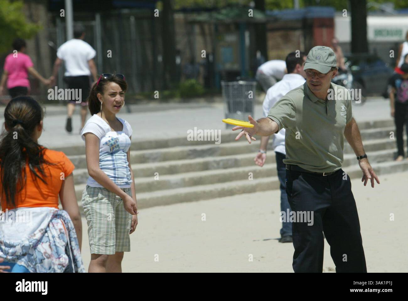 20 maggio 2009 - Bronx, New York, USA - il Commissario dei parchi ADRIAN BENEPE gioca a frisbee in spiaggia durante il calcio d'inizio dell'estate 2009 a Orchard Beach nel Bronx. L'unica spiaggia del Bronx è una meraviglia ingegneristica, che copre un chilometro e mezzo circa e 115 ettari. È stata originariamente concepita come la "Riviera di New York" e la sua promessa si svolge nella sua passeggiata costeggiata da negozi, parchi giochi, aree picnic e più di due dozzine di campi sportivi. (Immagine di credito: © Mariela Lombard/ZUMA Press) RESTRIZIONI: * New York City Newspapers Rights OUT * Foto Stock 20 maggio 2009 - Bronx, New York, USA - il Commissario dei parchi ADRIAN BENEPE gioca a frisbee in spiaggia durante il calcio d'inizio dell'estate 2009 a Orchard Beach nel Bronx. L'unica spiaggia del Bronx è una meraviglia ingegneristica, che copre un chilometro e mezzo circa e 115 ettari. È stata originariamente concepita come la "Riviera di New York" e la sua promessa si svolge nella sua passeggiata costeggiata da negozi, parchi giochi, aree picnic e più di due dozzine di campi sportivi. (Immagine di credito: © Mariela Lombard/ZUMA Press) RESTRIZIONI: * New York City Newspapers Rights OUT * Foto Stock