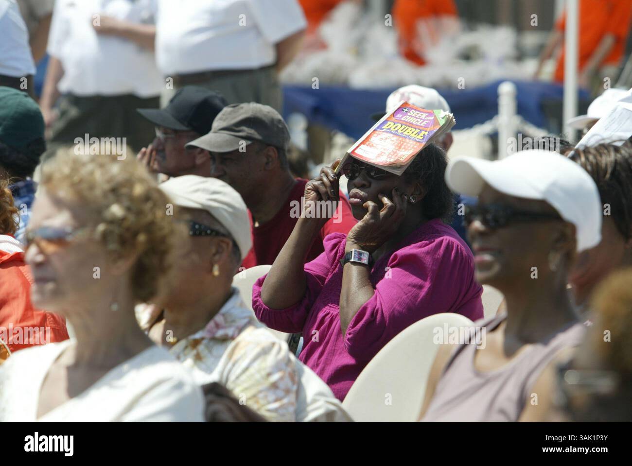 20 maggio 2009 - Bronx, New York, Stati Uniti - cittadini anziani provenienti dal St. James Golden Age Cenere e dai St. Mary's and Owen Dolan Recreation Centers al via dell'estate 2009 a Orchard Beach nel Bronx. L'unica spiaggia del Bronx è una meraviglia ingegneristica, che copre un chilometro e mezzo circa e 115 ettari. È stata originariamente concepita come la "Riviera di New York" e la sua promessa si svolge nella sua passeggiata costeggiata da negozi, parchi giochi, aree picnic e più di due dozzine di campi sportivi. (Immagine di credito: © Mariela Lombard/ZUMA Press) RESTRIZIONI: * New York City Newspapers Rights OUT * Foto Stock 20 maggio 2009 - Bronx, New York, Stati Uniti - cittadini anziani provenienti dal St. James Golden Age Cenere e dai St. Mary's and Owen Dolan Recreation Centers al via dell'estate 2009 a Orchard Beach nel Bronx. L'unica spiaggia del Bronx è una meraviglia ingegneristica, che copre un chilometro e mezzo circa e 115 ettari. È stata originariamente concepita come la "Riviera di New York" e la sua promessa si svolge nella sua passeggiata costeggiata da negozi, parchi giochi, aree picnic e più di due dozzine di campi sportivi. (Immagine di credito: © Mariela Lombard/ZUMA Press) RESTRIZIONI: * New York City Newspapers Rights OUT * Foto Stock