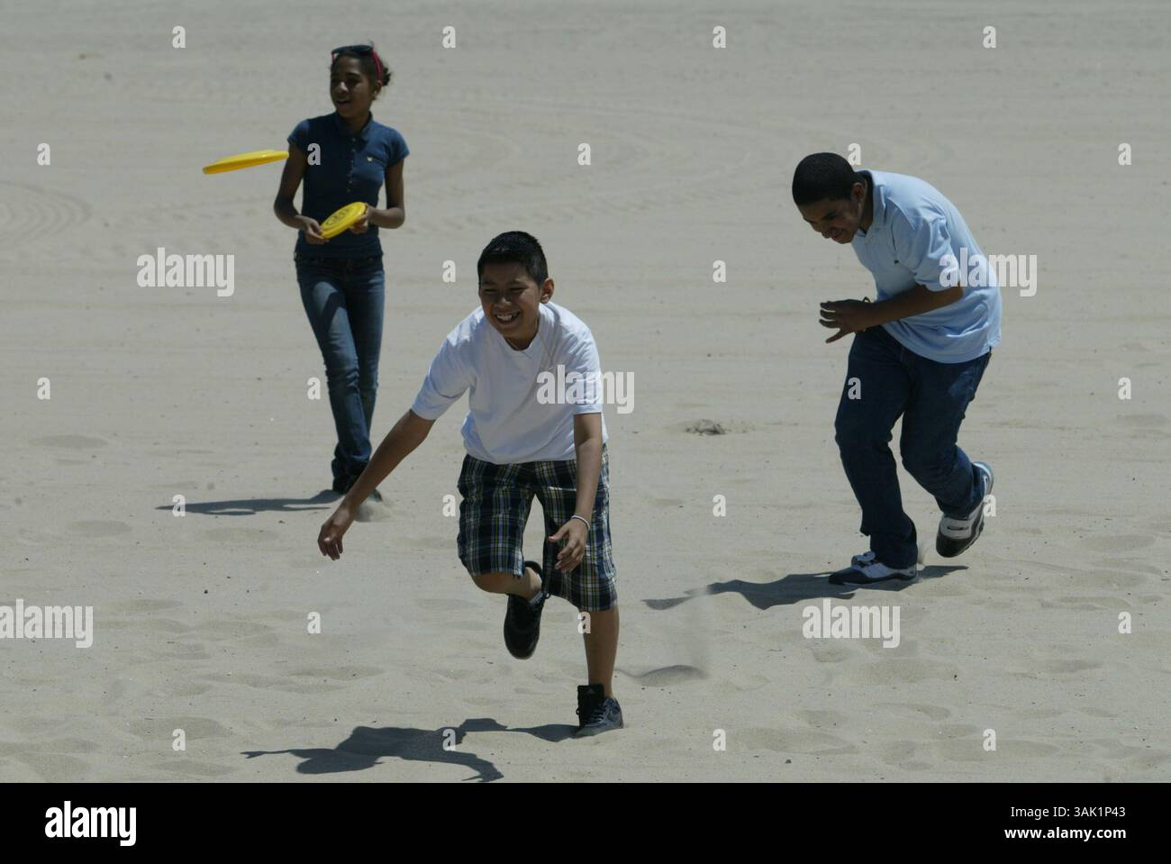 20 maggio 2009 - Bronx, New York, Stati Uniti - studenti di PS 86 nel Bronx che si godono l'apertura della spiaggia per l'estate 2009 presso Orchard Beach nel Bronx. L'unica spiaggia del Bronx è una meraviglia ingegneristica, che copre un chilometro e mezzo circa e 115 ettari. È stata originariamente concepita come la "Riviera di New York" e la sua promessa si svolge nella sua passeggiata costeggiata da negozi, parchi giochi, aree picnic e più di due dozzine di campi sportivi. (Immagine di credito: © Mariela Lombard/ZUMA Press) RESTRIZIONI: * New York City Newspapers Rights OUT * Foto Stock 20 maggio 2009 - Bronx, New York, Stati Uniti - studenti di PS 86 nel Bronx che si godono l'apertura della spiaggia per l'estate 2009 presso Orchard Beach nel Bronx. L'unica spiaggia del Bronx è una meraviglia ingegneristica, che copre un chilometro e mezzo circa e 115 ettari. È stata originariamente concepita come la "Riviera di New York" e la sua promessa si svolge nella sua passeggiata costeggiata da negozi, parchi giochi, aree picnic e più di due dozzine di campi sportivi. (Immagine di credito: © Mariela Lombard/ZUMA Press) RESTRIZIONI: * New York City Newspapers Rights OUT * Foto Stock