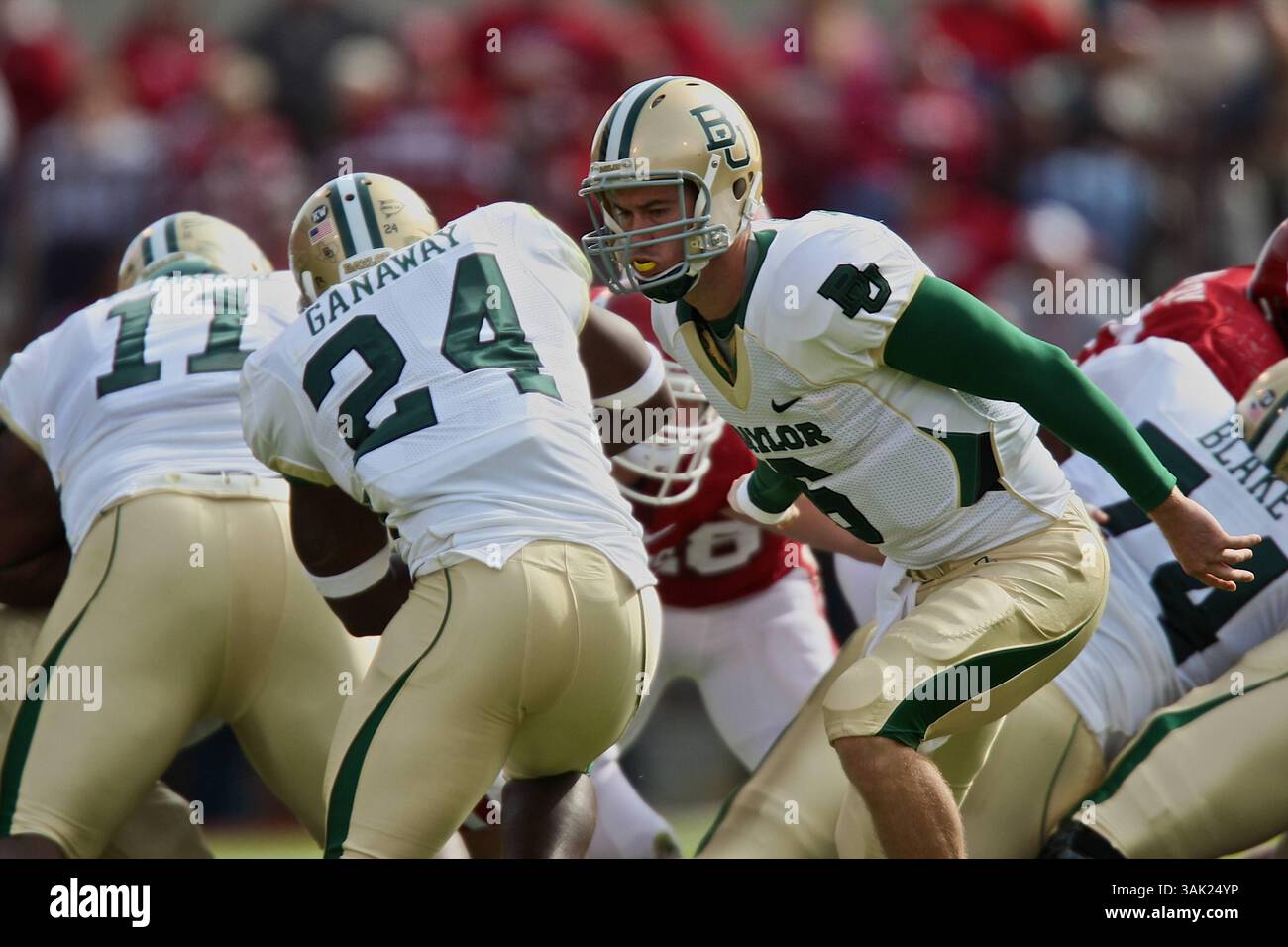 10 ottobre 2009: Il quarto Blake Szymanski n. 6 di Baylor passa al running back Terrance Ganaway n. 24. Gli Oklahoma Sooners sconfissero i Baylor Bears 33-7, a Norman, OK. Richey Miller/CSM (immagine di credito: © Richey Miller/Cal Sport Media/ZUMA Press) Foto Stock