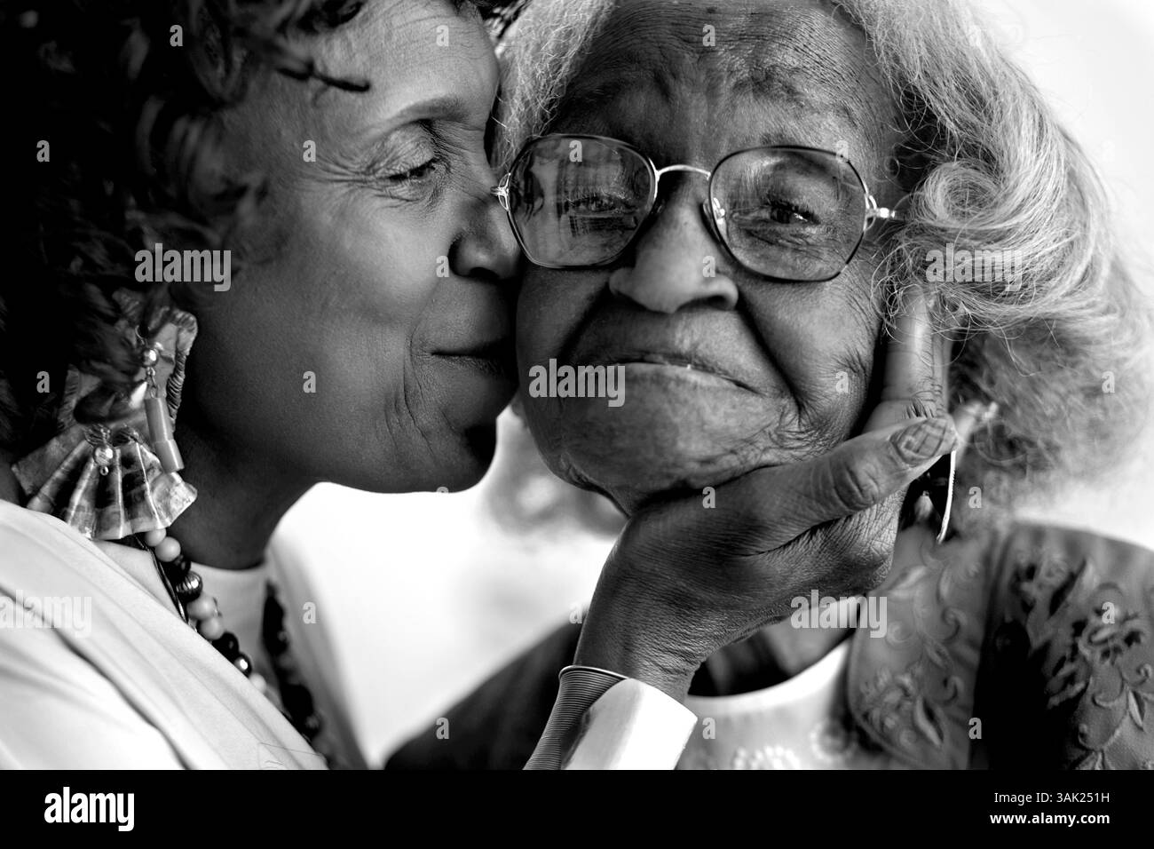 SP 298713 ZUPP History 4 (03/24/2009 San Pietroburgo) MARGARET OLIVIA KING, 99, come raccontò sua figlia, Carolyn Macon (a sinistra), 67 ''so che ha avuto una meravigliosa infanzia. Ha partecipato alle attività quando stava frequentando la scuola, e ha ricevuto il suo diploma di scuola superiore nel 1931. Era il capitano della squadra di basket. Non credo che abbia dovuto lottare e soffrire in quei tempi. Sono nata nel '41, mia sorella nel '40. Mia madre si trasferì qui nel 1939, e quella fu la fine degli anni della depressione. Credo che abbia avuto una vita migliore in Georgia, ma non si sa mai. Questi sono i choi Foto Stock