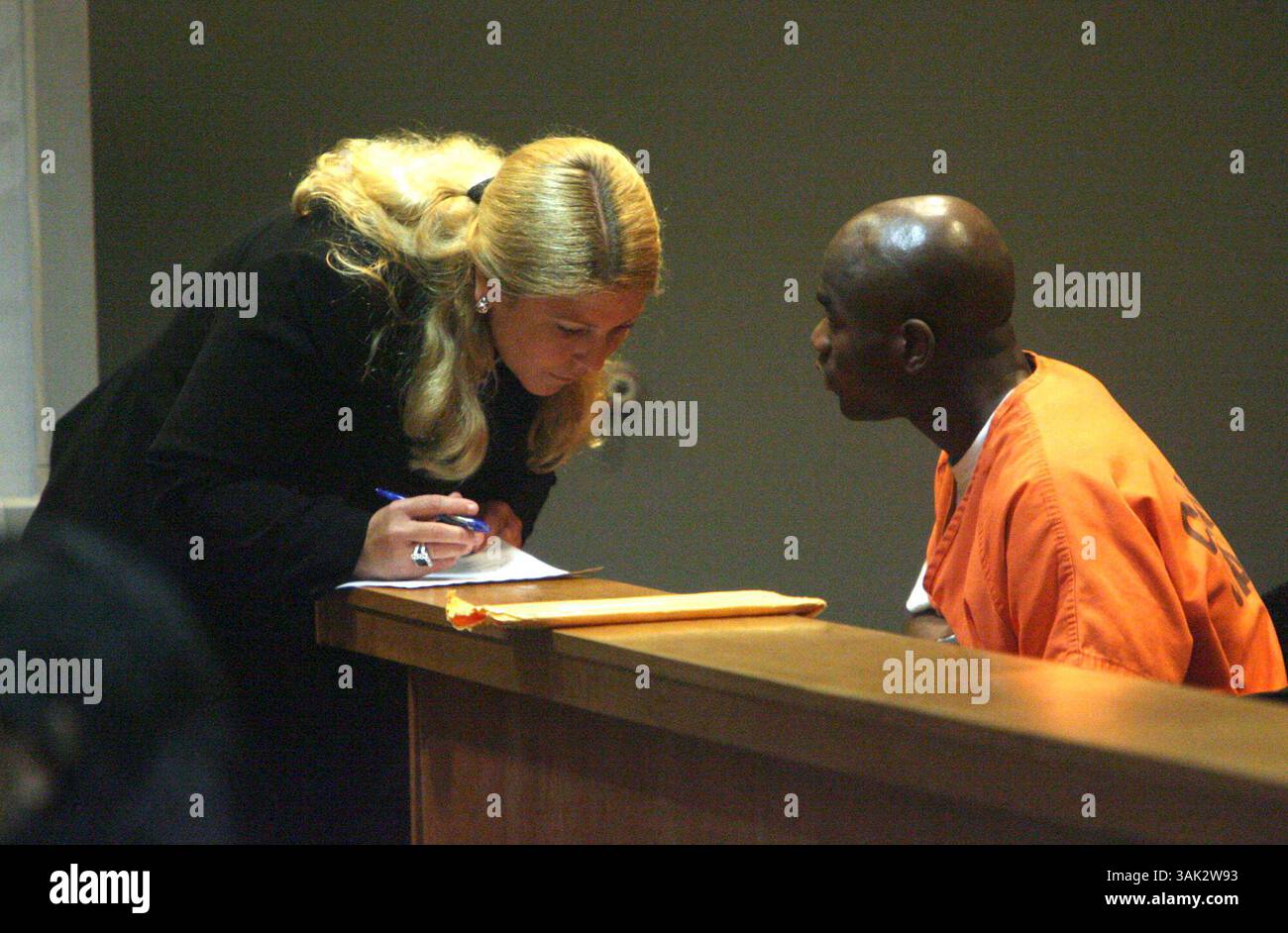 4 giugno 2007 - San Antonio, TEXAS, STATI UNITI - METRO - Edwin Debrow, 27, conferisce al suo avvocato Susan Edwards quando si presenta in tribunale per minorenni per un'udienza di condanna per un omicidio per il quale è stato condannato per aver commesso quando aveva 12 anni. La sentenza è stata reimpostata. Lunedì 4 giugno 2007. (Immagine di credito: © San Antonio Express-News via ZUMA Wire) Foto Stock