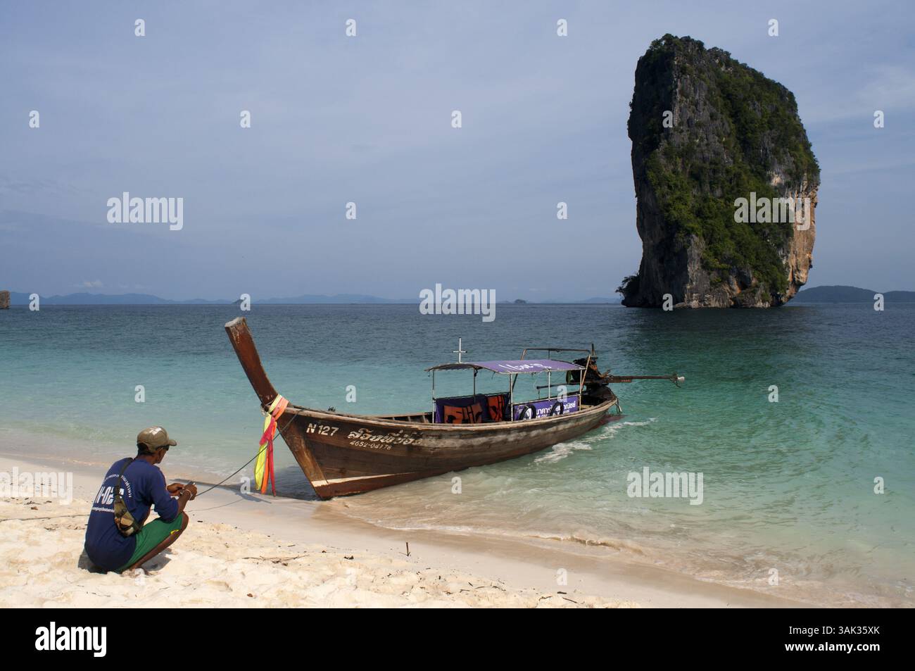 20 agosto 2009 - Thailandia - barca a coda lunga ormeggiata sulla spiaggia delle isole Koh Poda nel Mare delle Andamane, Thailandia. Ko Poda è un'isola al largo della costa occidentale della Thailandia, nella provincia di Krabi, a circa 8 chilometri da Ao Nang. Fa parte delle isole Mu Ko Poda, o Poda Group Islands, che sono sotto l'amministrazione del Parco nazionale Hat Nopharat Thara-Mu Ko Phi Phi. Il gruppo è composto da Ko Poda, Ko Kai, Ko Mo e Ko Thap. Il MU Koh Poda include Koh Poda, Koh Kai, Koh Thab e Koh Mo, le quattro isole per un tour di un giorno che è il programma di tour più popolare di Krabis. È un viaggio comodo per toccare il WO Foto Stock