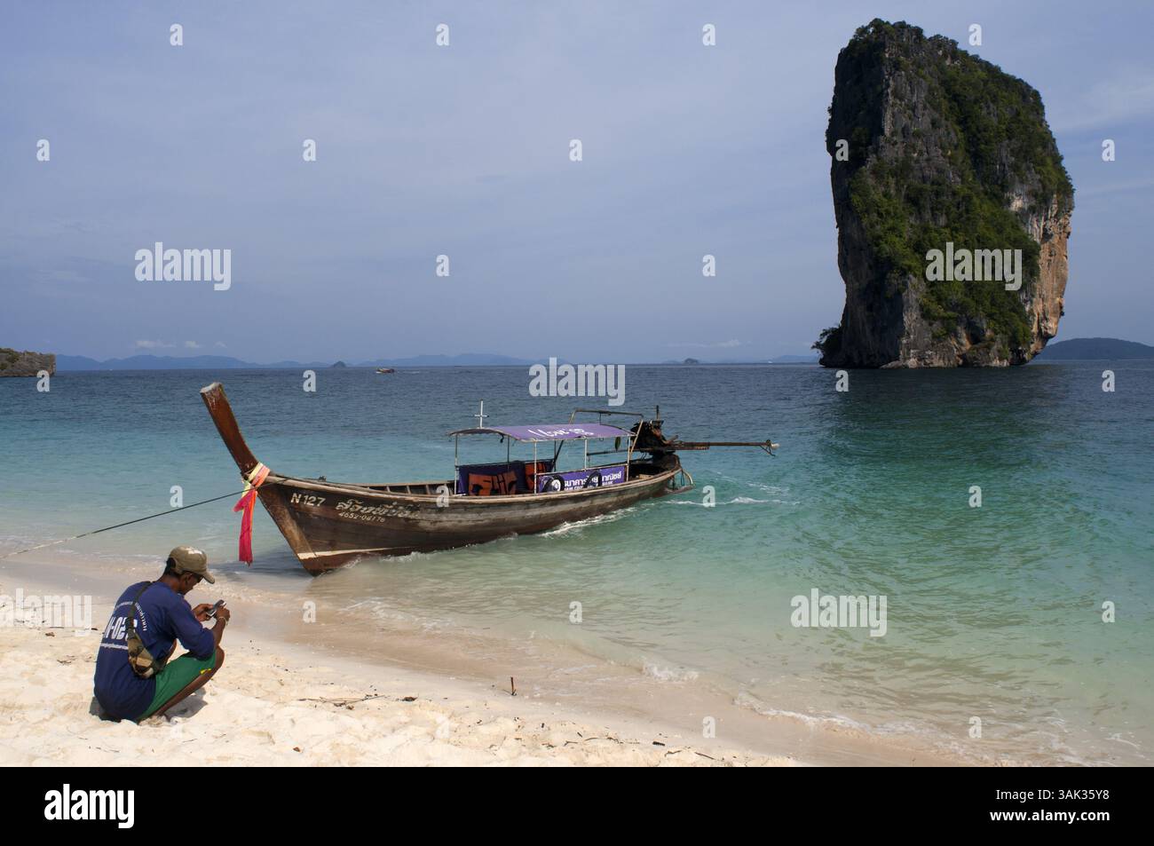 20 agosto 2009 - Thailandia - barca a coda lunga ormeggiata sulla spiaggia delle isole Koh Poda nel Mare delle Andamane, Thailandia. Ko Poda è un'isola al largo della costa occidentale della Thailandia, nella provincia di Krabi, a circa 8 chilometri da Ao Nang. Fa parte delle isole Mu Ko Poda, o Poda Group Islands, che sono sotto l'amministrazione del Parco nazionale Hat Nopharat Thara-Mu Ko Phi Phi. Il gruppo è composto da Ko Poda, Ko Kai, Ko Mo e Ko Thap. Il MU Koh Poda include Koh Poda, Koh Kai, Koh Thab e Koh Mo, le quattro isole per un tour di un giorno che è il programma di tour più popolare di Krabis. È un viaggio comodo per toccare il WO Foto Stock