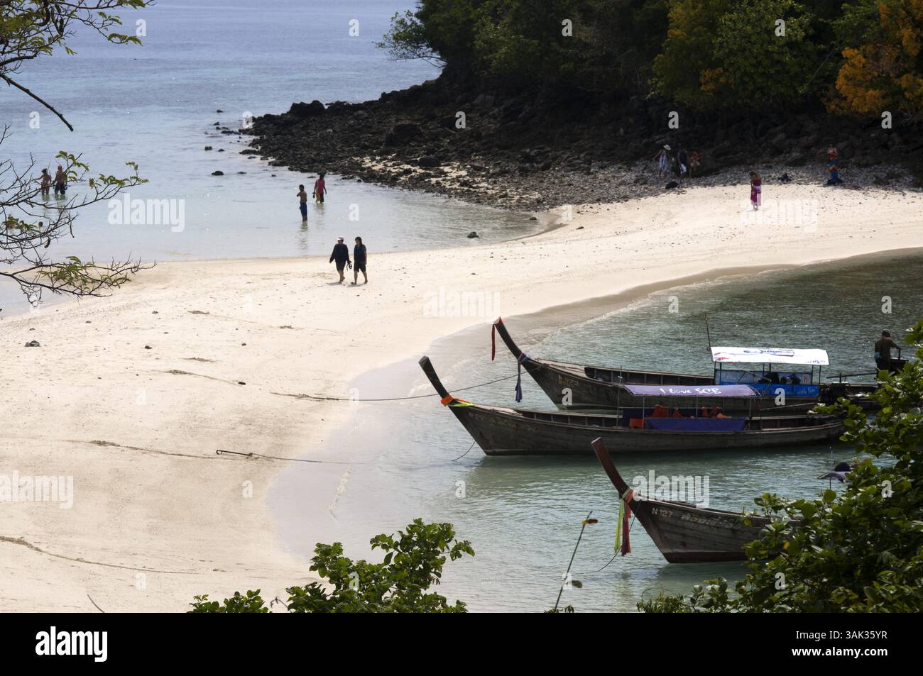 20 agosto 2009 - Thailandia - visitatori sull'esotica spiaggia di sabbia bianca dell'isola di Ko Tup al largo di Ao Nang Thailandia. Ko Poda è un'isola al largo della costa occidentale della Thailandia, nella provincia di Krabi, a circa 8 chilometri da Ao Nang. Fa parte delle isole Mu Ko Poda, o Poda Group Islands, che sono sotto l'amministrazione del Parco nazionale Hat Nopharat Thara-Mu Ko Phi Phi. (Immagine di credito: © via cavo ZUMA) Foto Stock