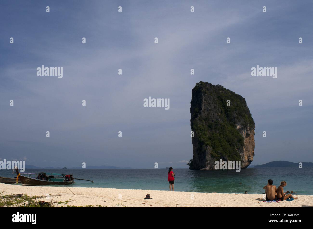 20 agosto 2009 - Thailandia - barca a coda lunga ormeggiata sulla spiaggia delle isole Koh Poda nel Mare delle Andamane, Thailandia. Ko Poda è un'isola al largo della costa occidentale della Thailandia, nella provincia di Krabi, a circa 8 chilometri da Ao Nang. Fa parte delle isole Mu Ko Poda, o Poda Group Islands, che sono sotto l'amministrazione del Parco nazionale Hat Nopharat Thara-Mu Ko Phi Phi. Il gruppo è composto da Ko Poda, Ko Kai, Ko Mo e Ko Thap. Il MU Koh Poda include Koh Poda, Koh Kai, Koh Thab e Koh Mo, le quattro isole per un tour di un giorno che è il programma di tour più popolare di Krabis. È un viaggio comodo per toccare il WO Foto Stock
