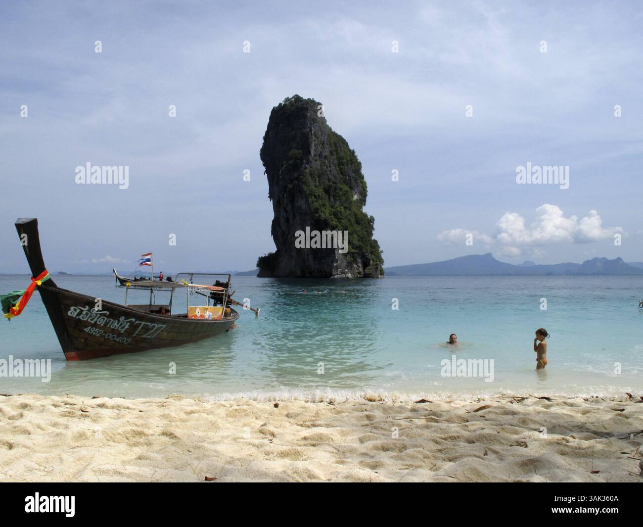 20 agosto 2009 - Thailandia - barca a coda lunga ormeggiata sulla spiaggia delle isole Koh Poda nel Mare delle Andamane, Thailandia. Ko Poda è un'isola al largo della costa occidentale della Thailandia, nella provincia di Krabi, a circa 8 chilometri da Ao Nang. Fa parte delle isole Mu Ko Poda, o Poda Group Islands, che sono sotto l'amministrazione del Parco nazionale Hat Nopharat Thara-Mu Ko Phi Phi. Il gruppo è composto da Ko Poda, Ko Kai, Ko Mo e Ko Thap. Il MU Koh Poda include Koh Poda, Koh Kai, Koh Thab e Koh Mo, le quattro isole per un tour di un giorno che è il programma di tour più popolare di Krabis. È un viaggio comodo per toccare il WO Foto Stock