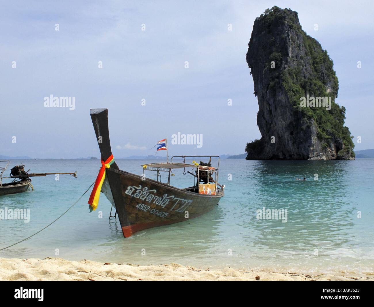 20 agosto 2009 - Thailandia - barca a coda lunga ormeggiata sulla spiaggia delle isole Koh Poda nel Mare delle Andamane, Thailandia. Ko Poda è un'isola al largo della costa occidentale della Thailandia, nella provincia di Krabi, a circa 8 chilometri da Ao Nang. Fa parte delle isole Mu Ko Poda, o Poda Group Islands, che sono sotto l'amministrazione del Parco nazionale Hat Nopharat Thara-Mu Ko Phi Phi. Il gruppo è composto da Ko Poda, Ko Kai, Ko Mo e Ko Thap. Il MU Koh Poda include Koh Poda, Koh Kai, Koh Thab e Koh Mo, le quattro isole per un tour di un giorno che è il programma di tour più popolare di Krabis. È un viaggio comodo per toccare il WO Foto Stock