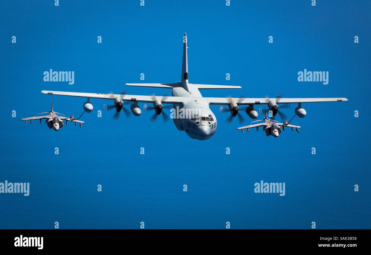 15 maggio 2015 - Spagna - due aerei d'attacco della Marina spagnola AV-8B Harrier volano dietro un aereo cisterna USMC KC-130J durante un'esercitazione di rifornimento aereo il 15 maggio 2015 al largo delle coste spagnole. (Immagine di credito: © Paul Peterson/Planet Pix via ZUMA Wire) Foto Stock