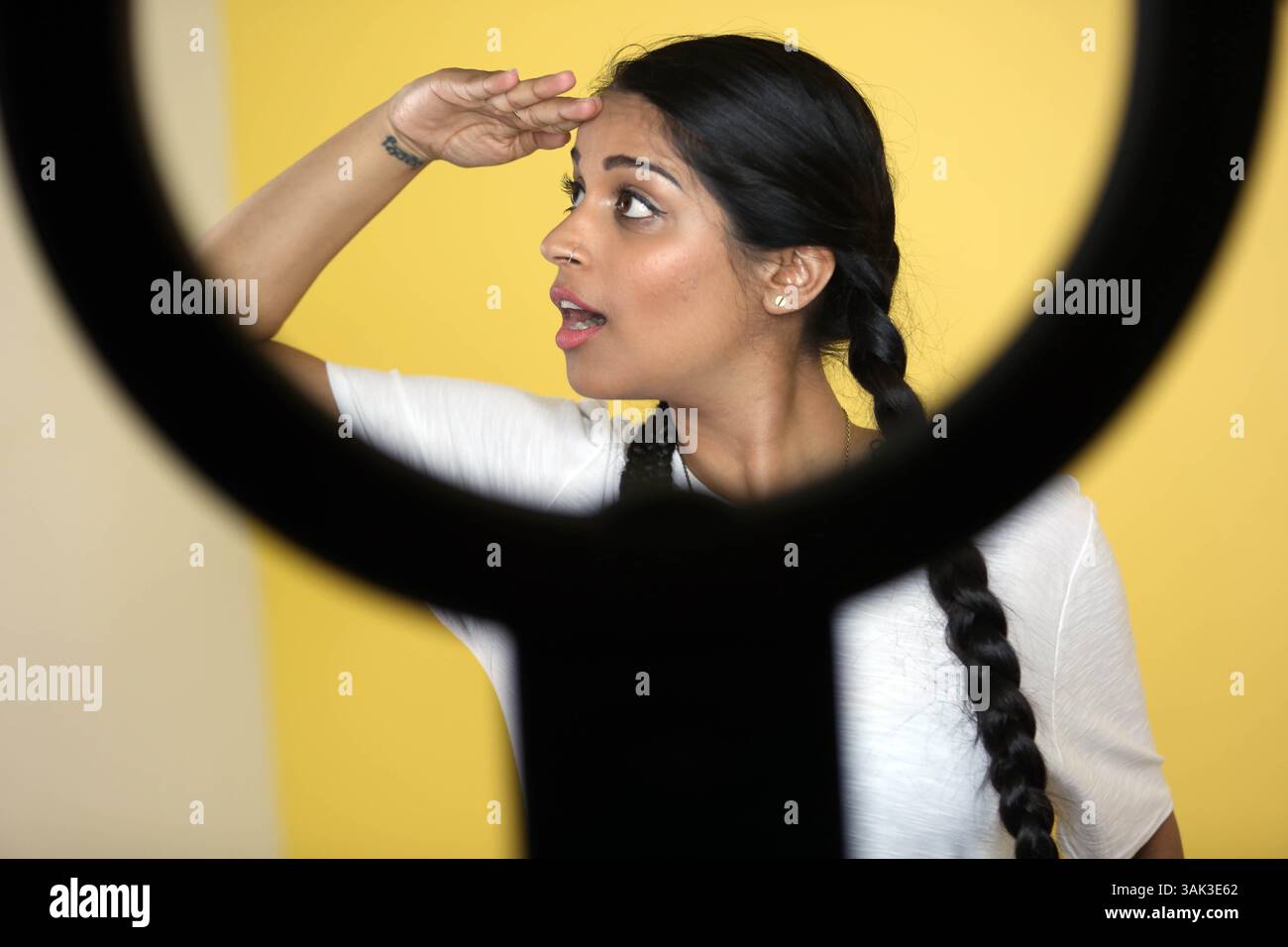 14 marzo 2017 - Los Angeles, California, U. S - la star di You Tube Lilly Singh registra videoclip promozionali per il suo prossimo tour promuovendo il suo libro ''How to Be a Bawse'' nella sua casa di Los Angeles, 14 marzo 2017. (Immagine di credito: © Ann Inger Johansson via ZUMA Wire) Foto Stock